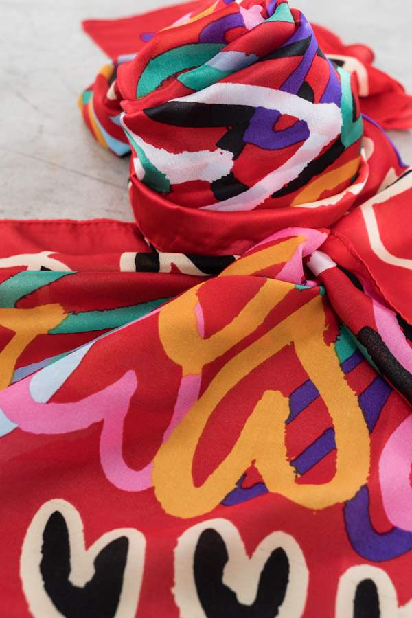 FOULARD EFECTO SEDA CORAZONES ROJO