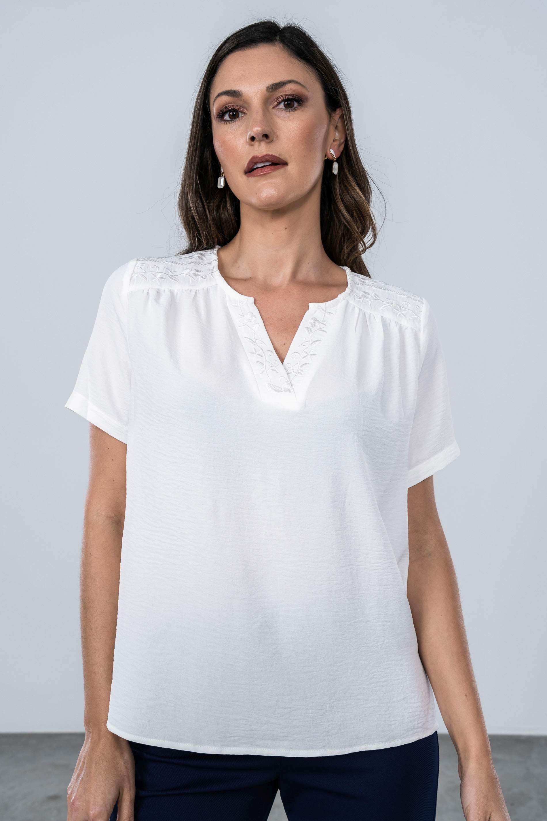 BLUSA CUELLO PICO BORDADOS 