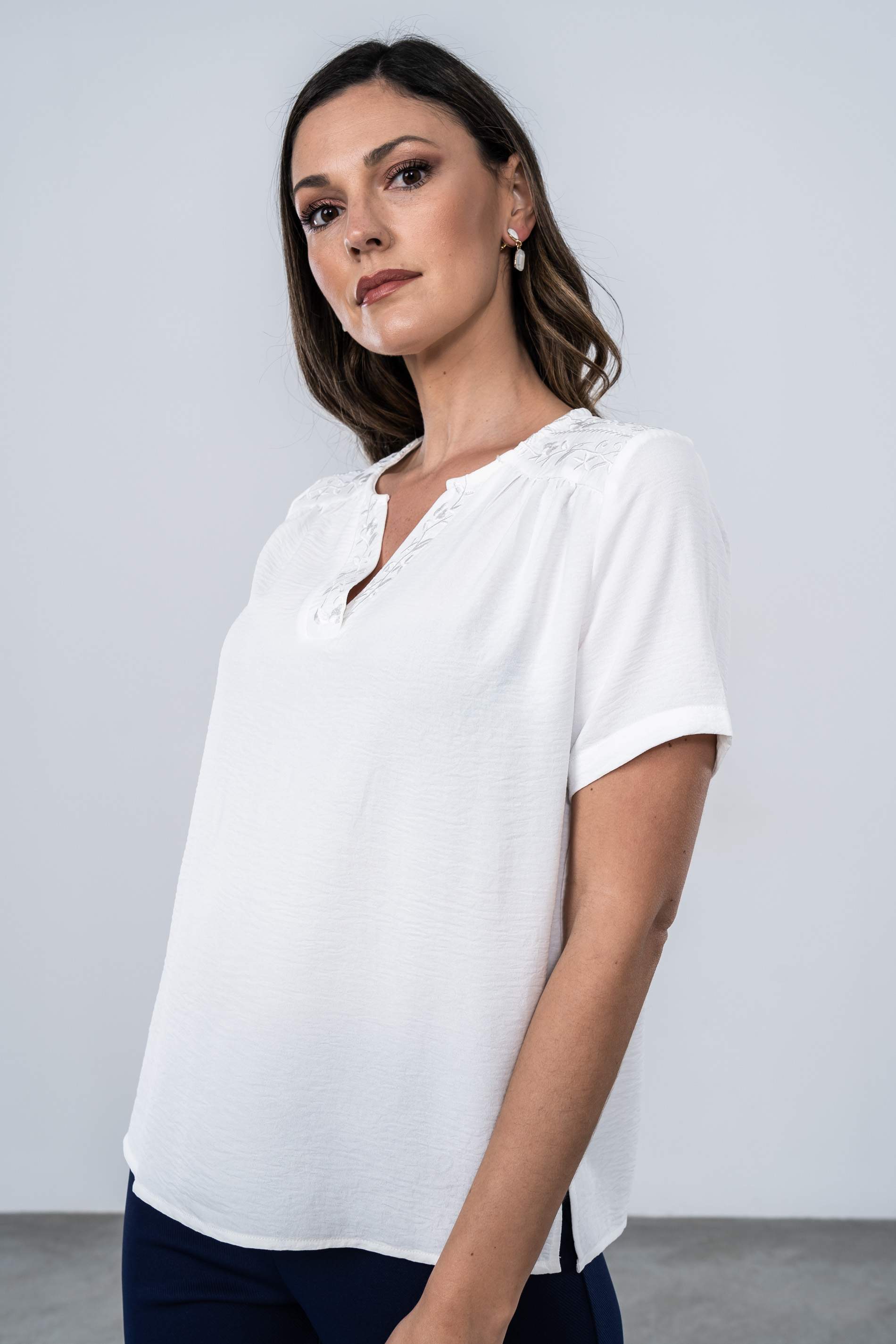 BLUSA CUELLO PICO BORDADOS 