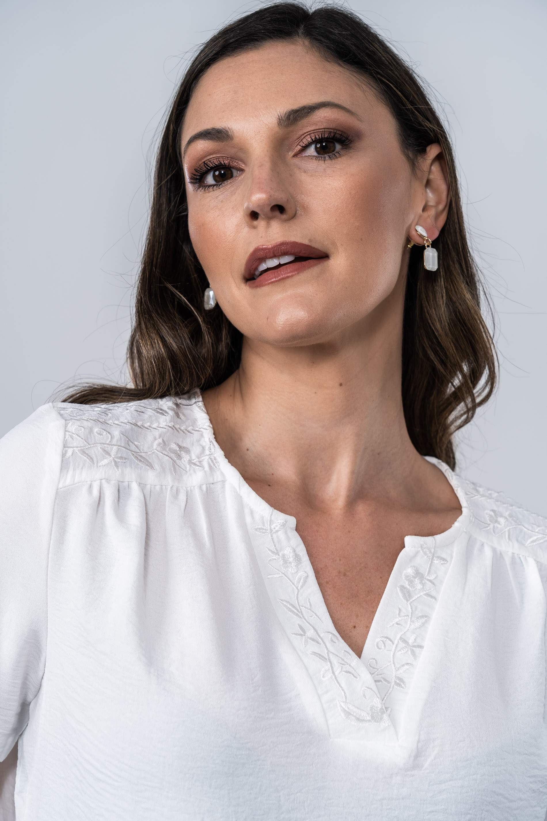 BLUSA CUELLO PICO BORDADOS 