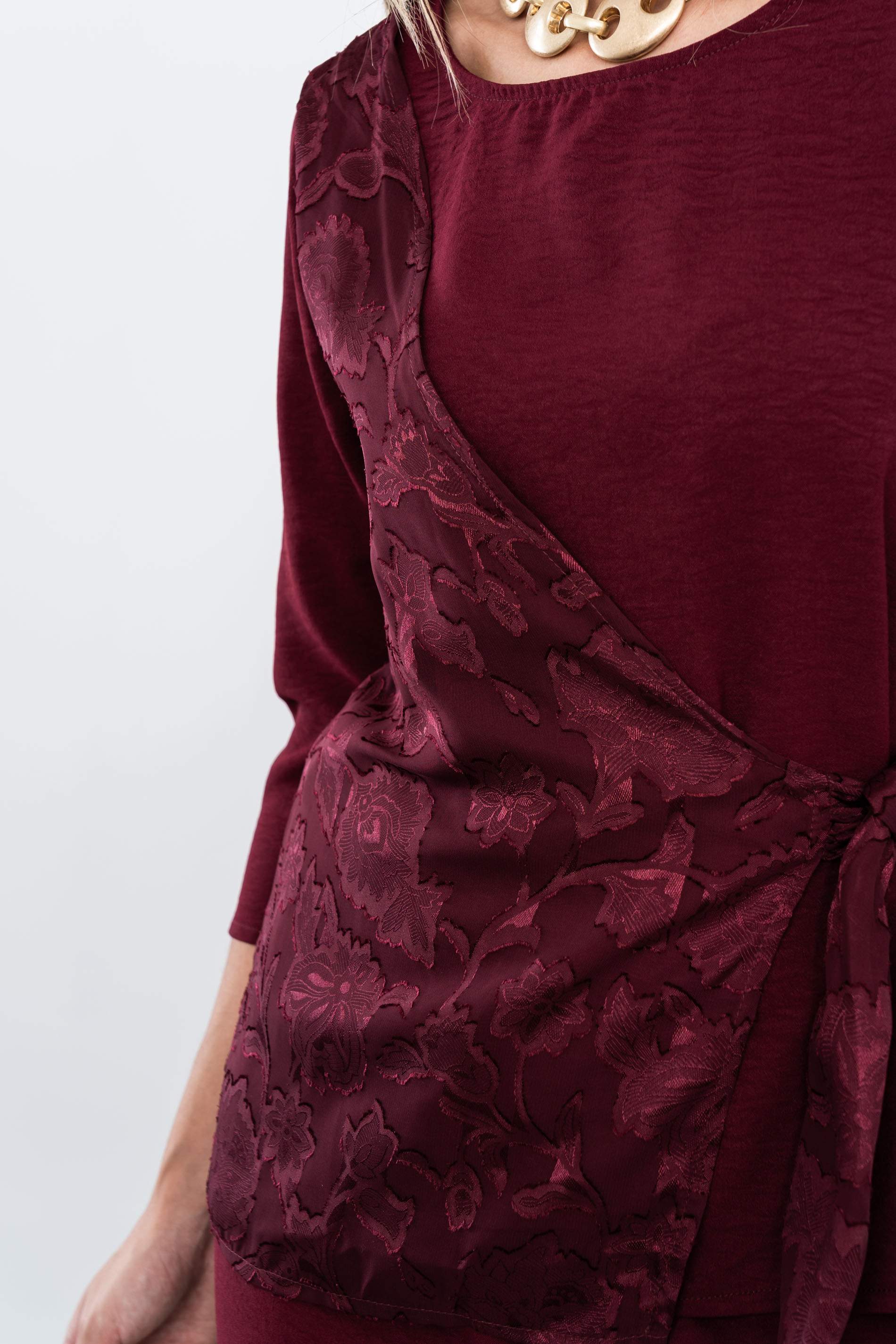 BLUSA EFECTO CRUZADO COMBINADA BURDEOS