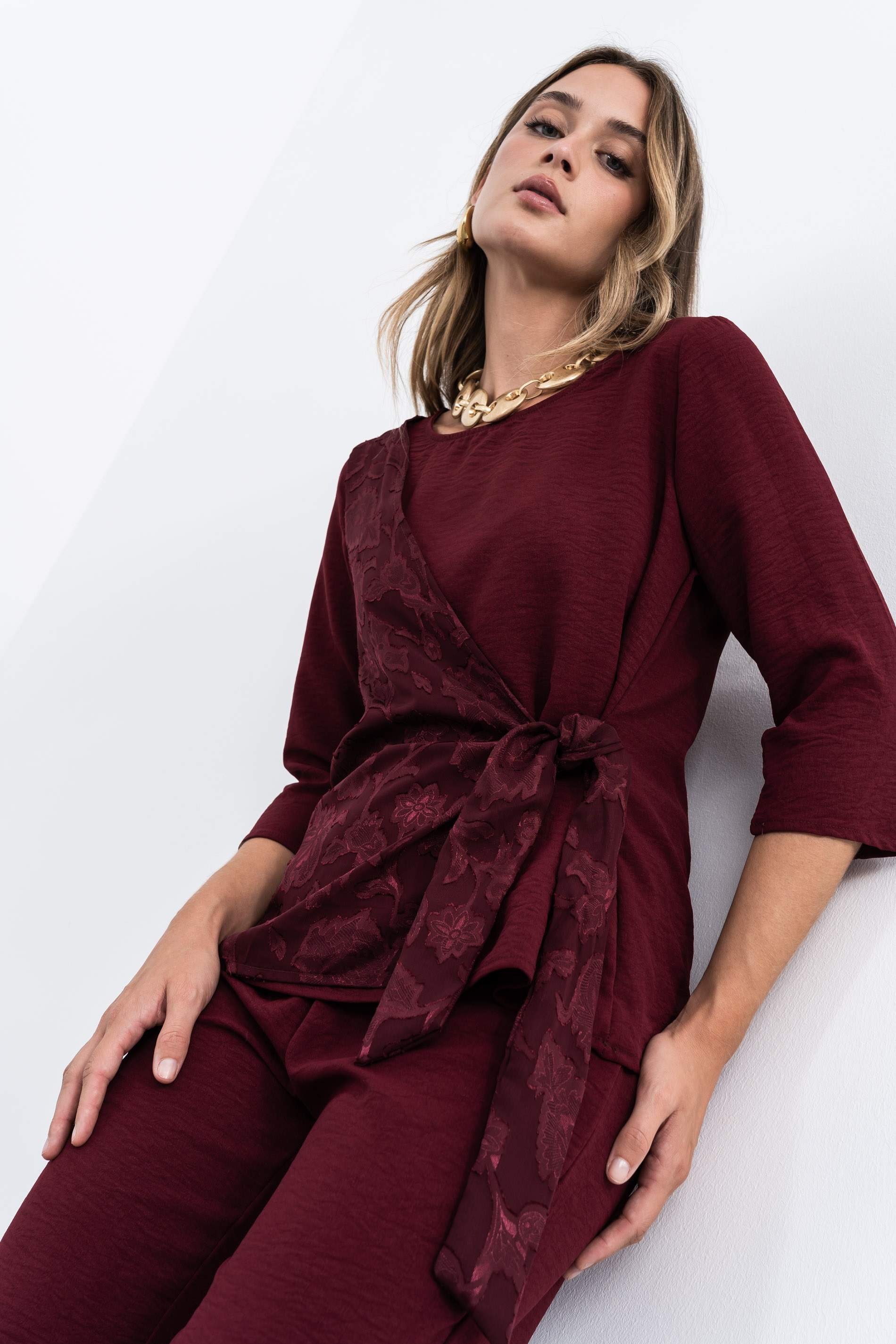 BLUSA EFECTO CRUZADO COMBINADA BURDEOS