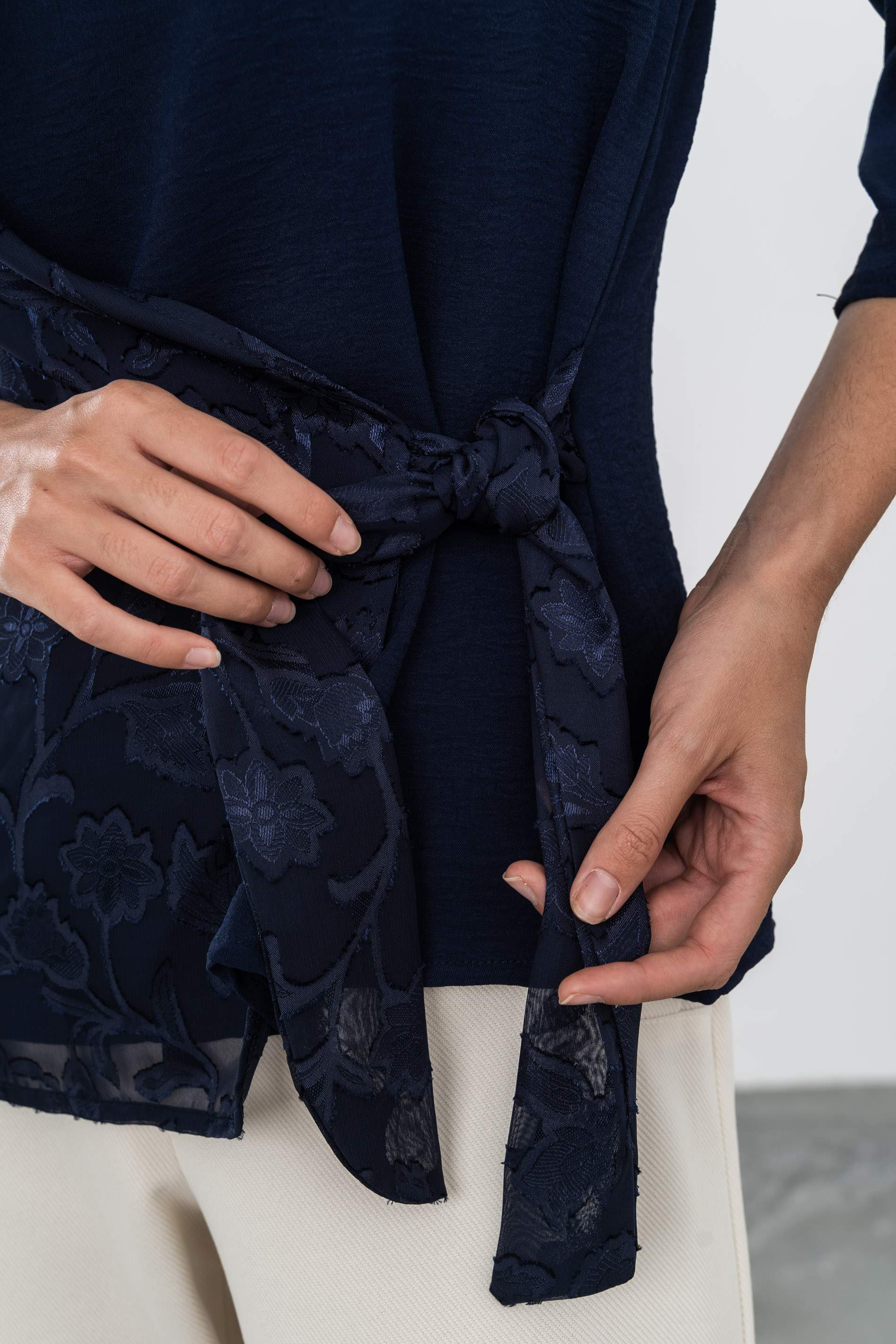 BLUSA EFECTO CRUZADO COMBINADA MARINO