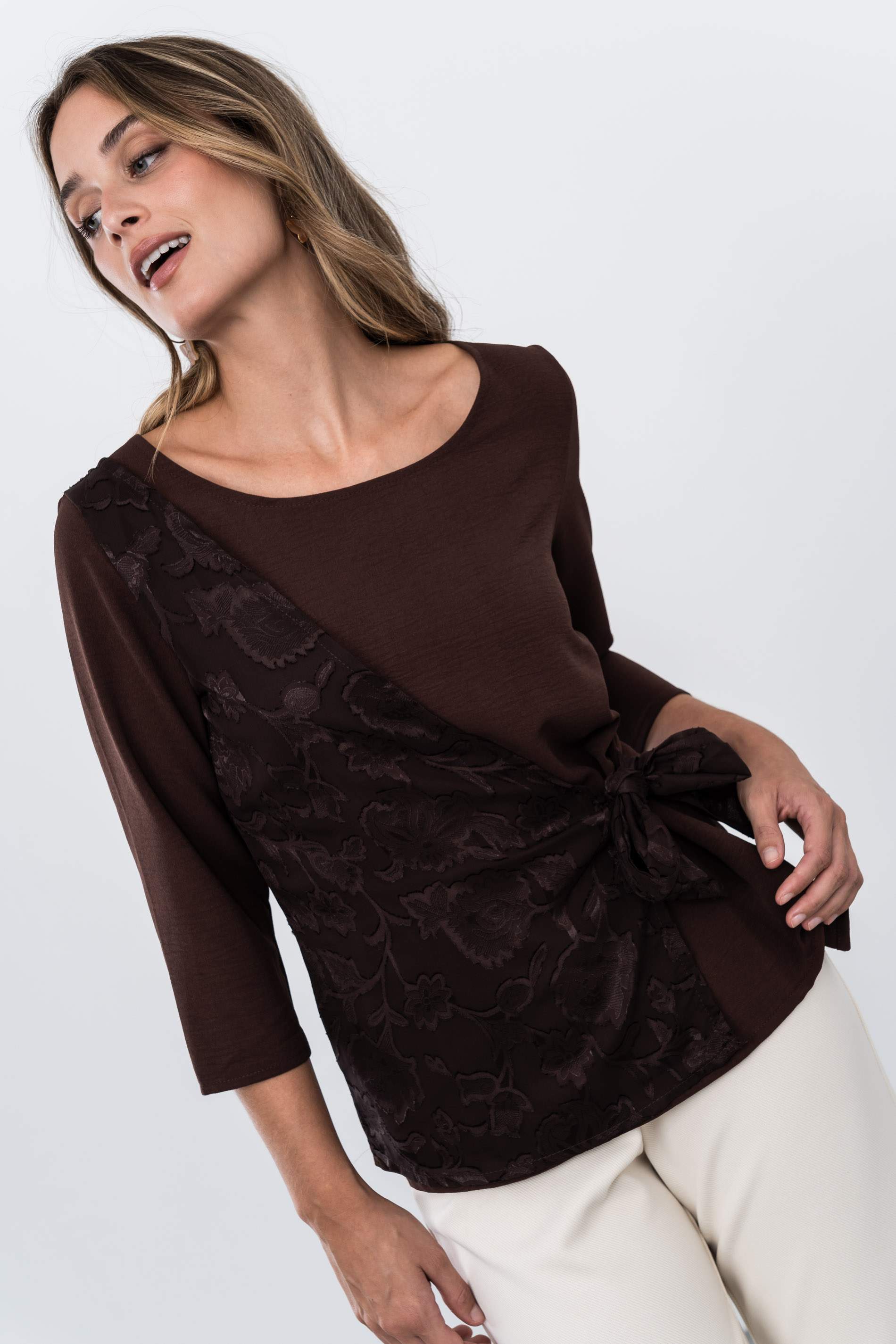 BLUSA EFECTO CRUZADO COMBINADA CHOCOLATE