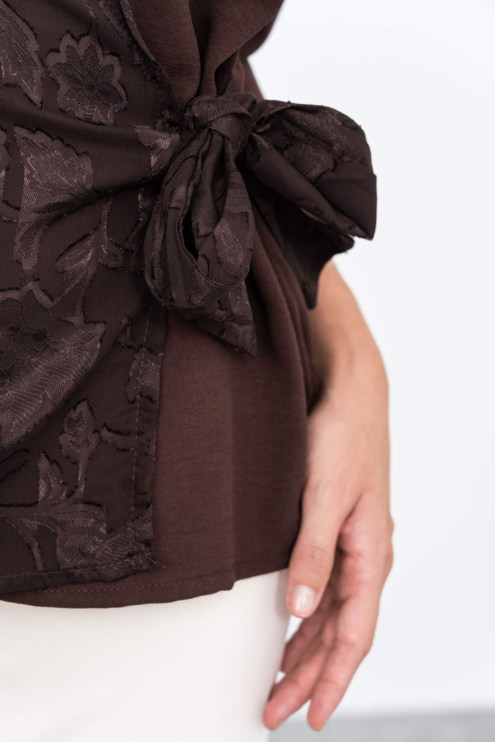 BLUSA EFECTO CRUZADO COMBINADA CHOCOLATE