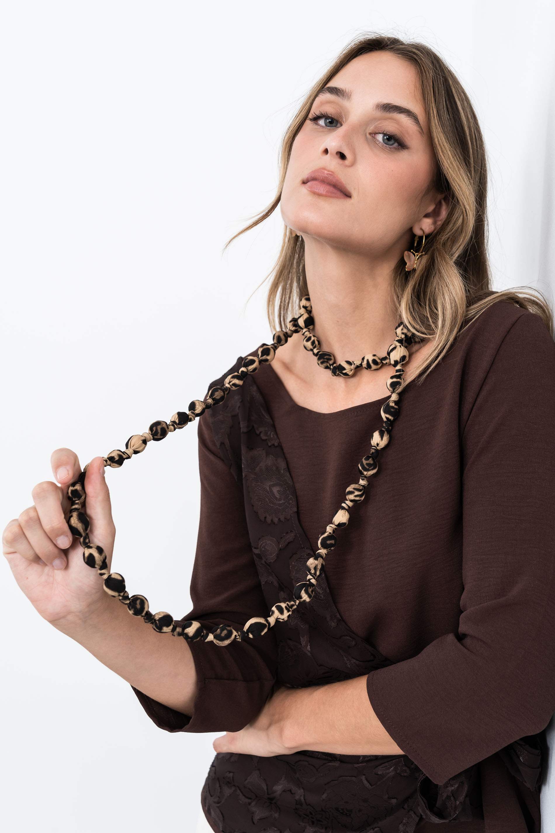 BLUSA EFECTO CRUZADO COMBINADA CHOCOLATE