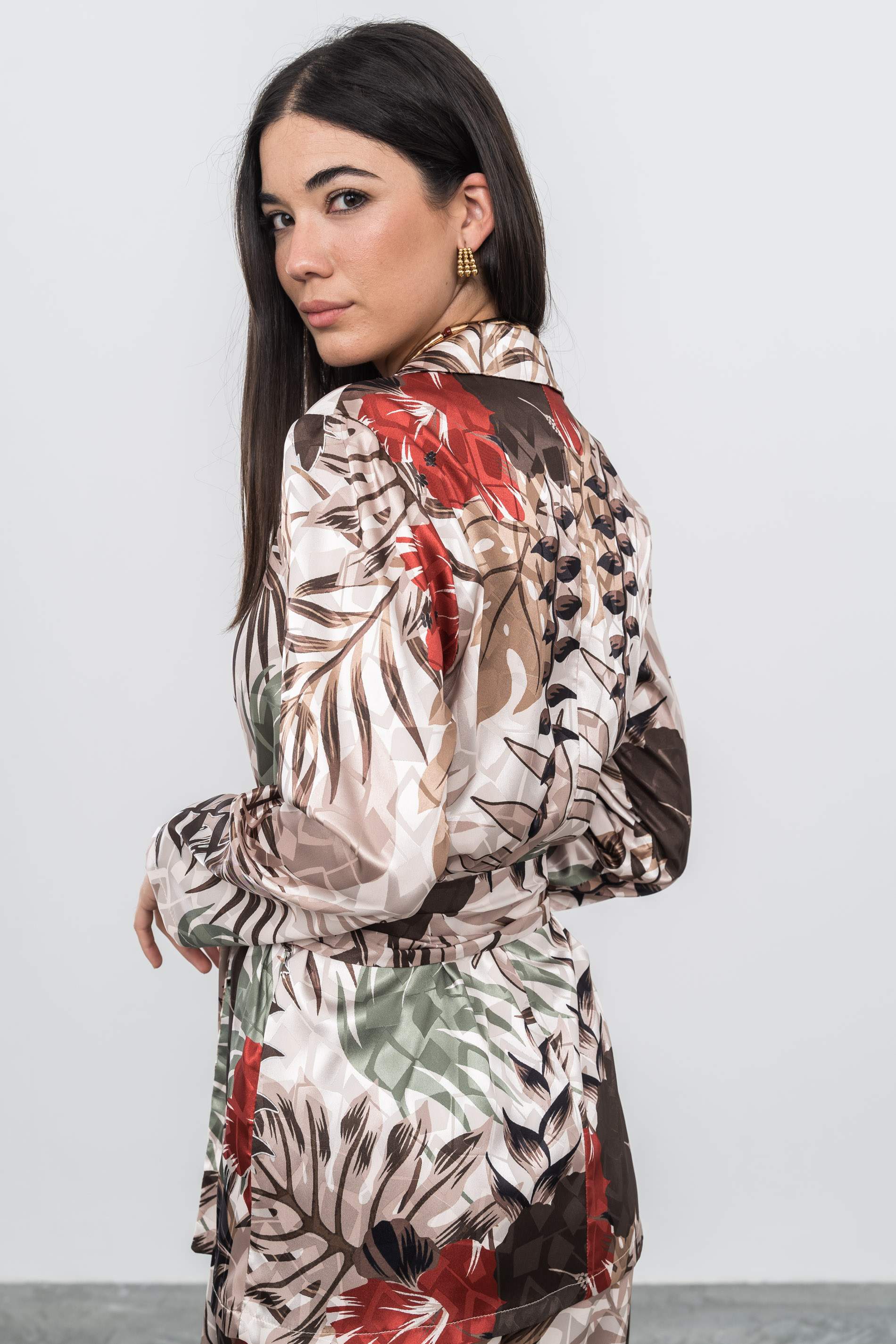 CHAQUETA CINTURÓN SATINADA HOJAS