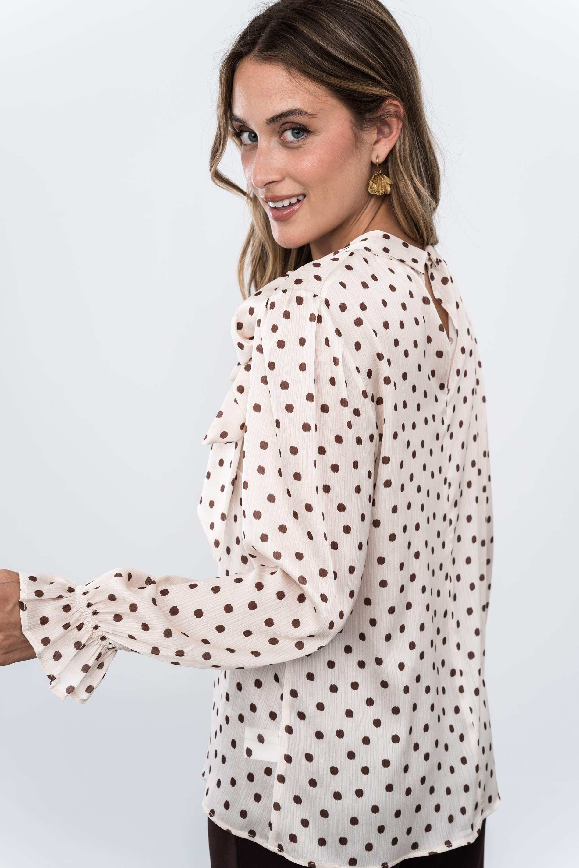 BLUSA LAZADA CUELLO TOPOS CHOCOLATE
