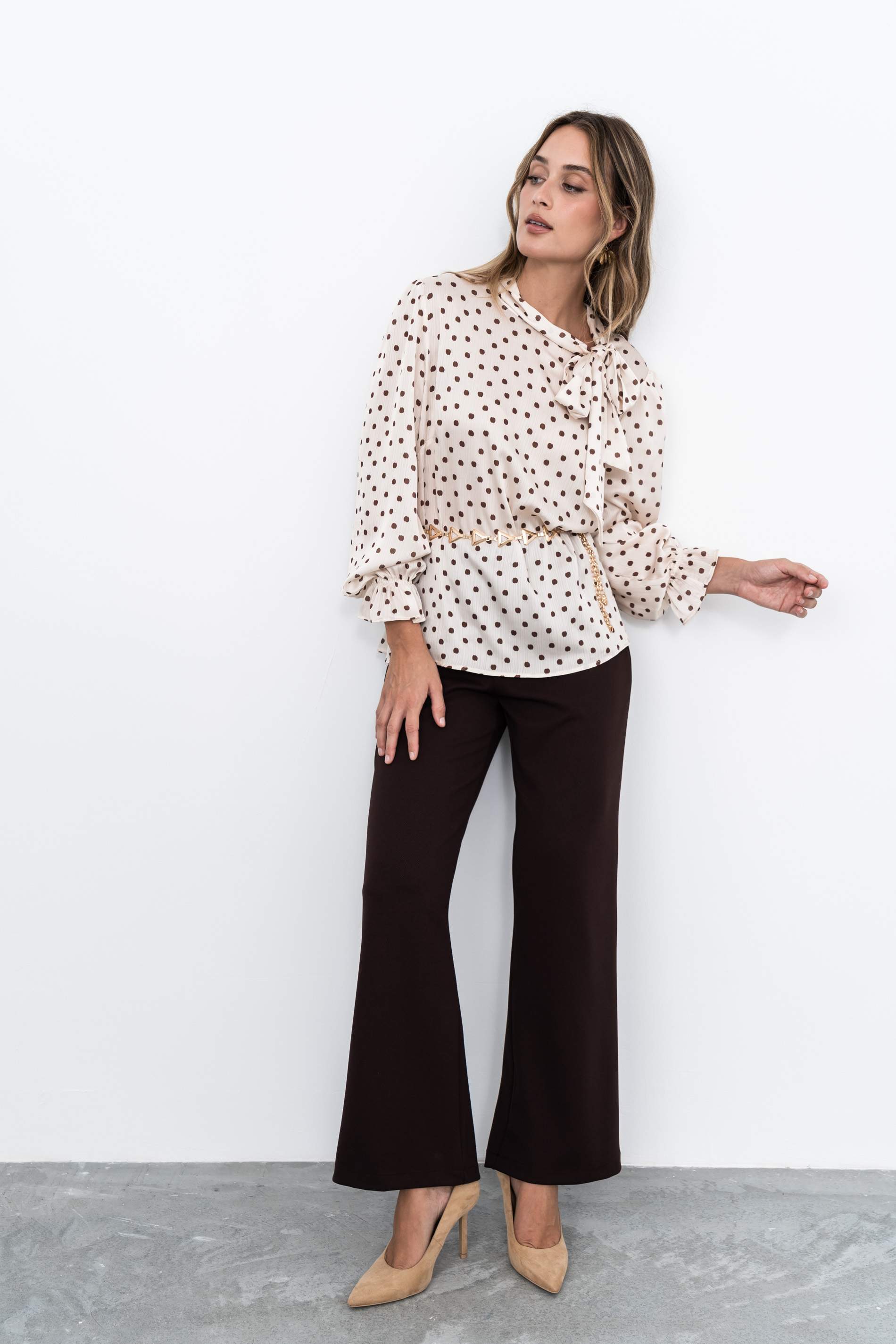 BLUSA LAZADA CUELLO TOPOS CHOCOLATE