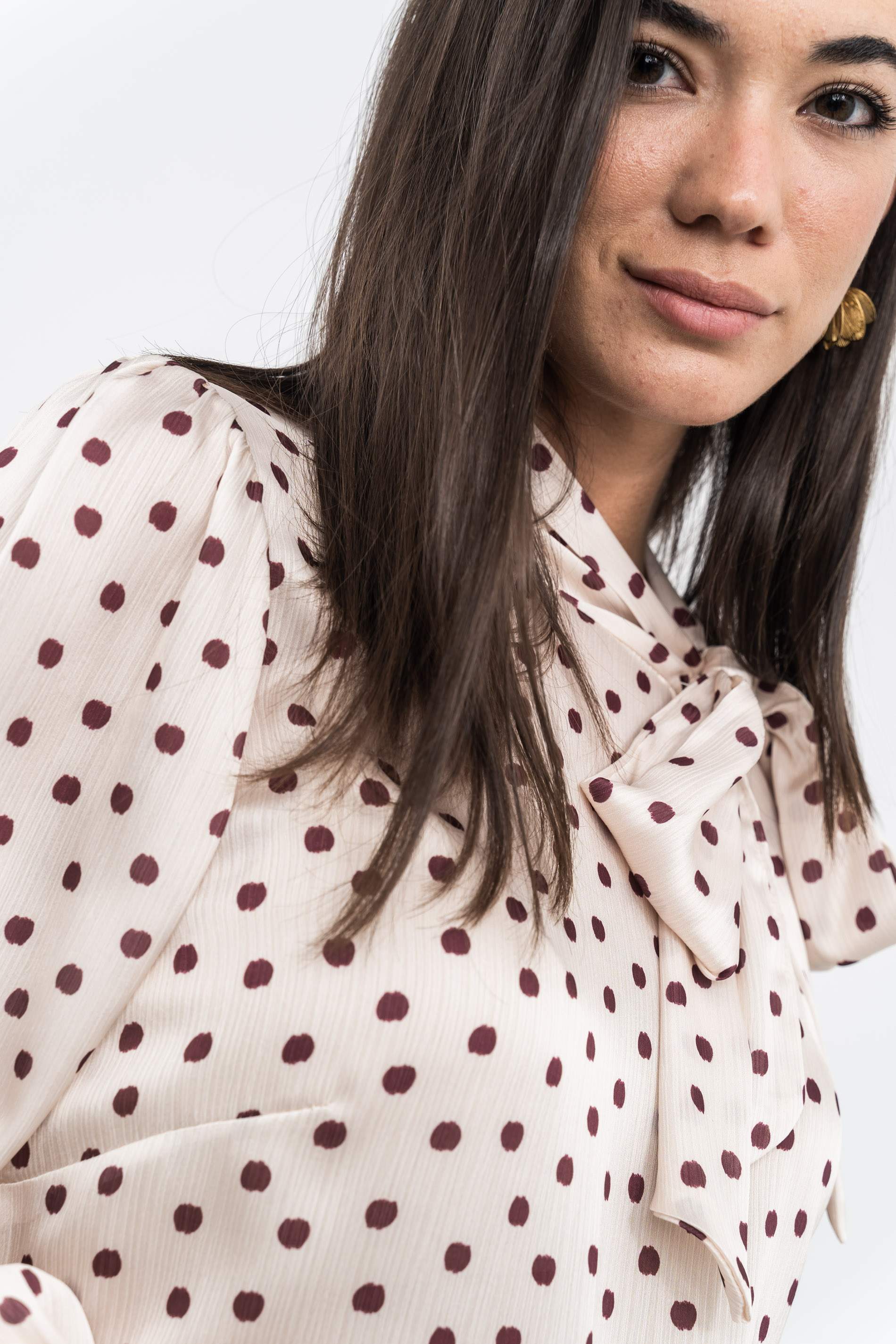 BLUSA LAZADA CUELLO TOPOS GRANATE