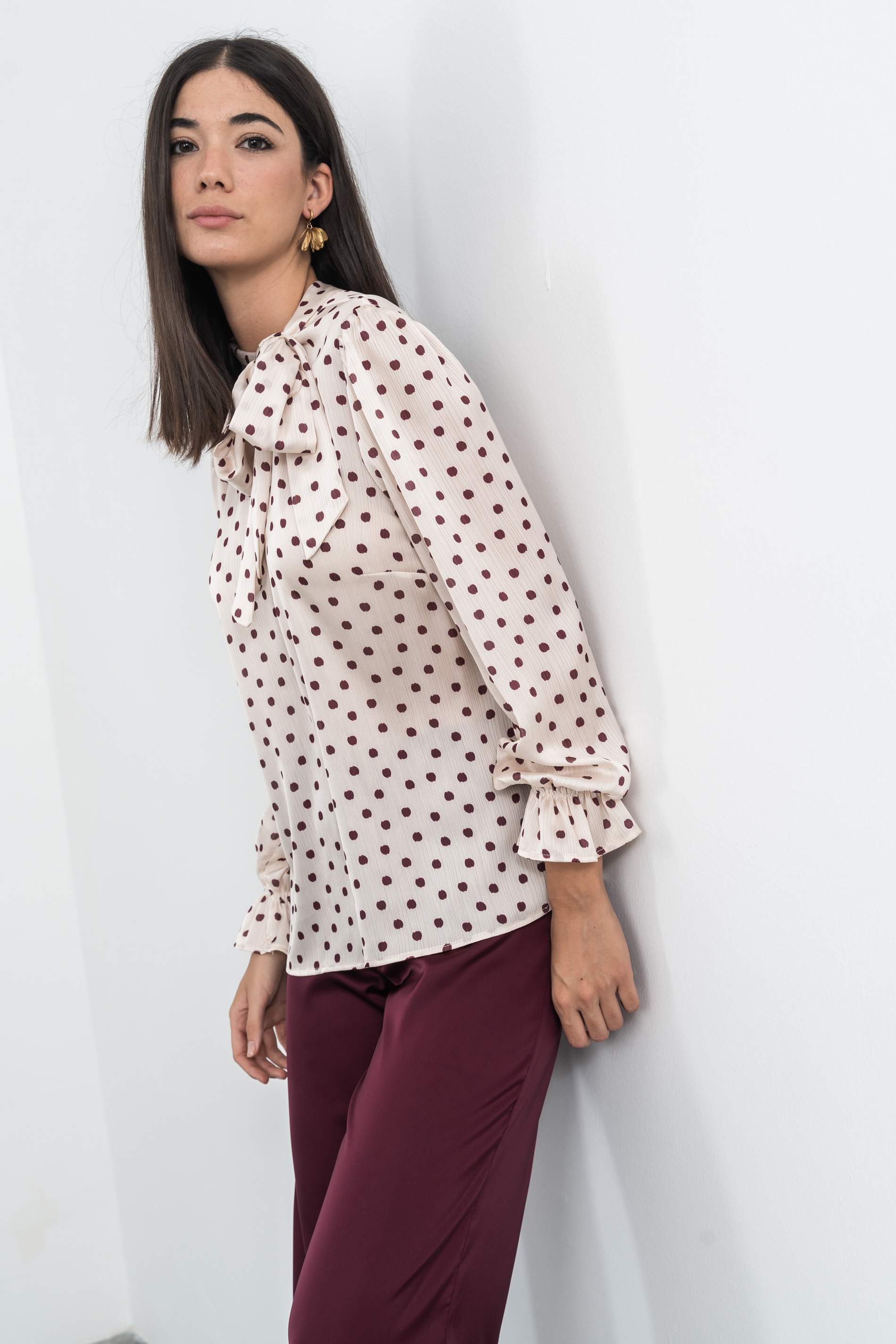 BLUSA LAZADA CUELLO TOPOS GRANATE
