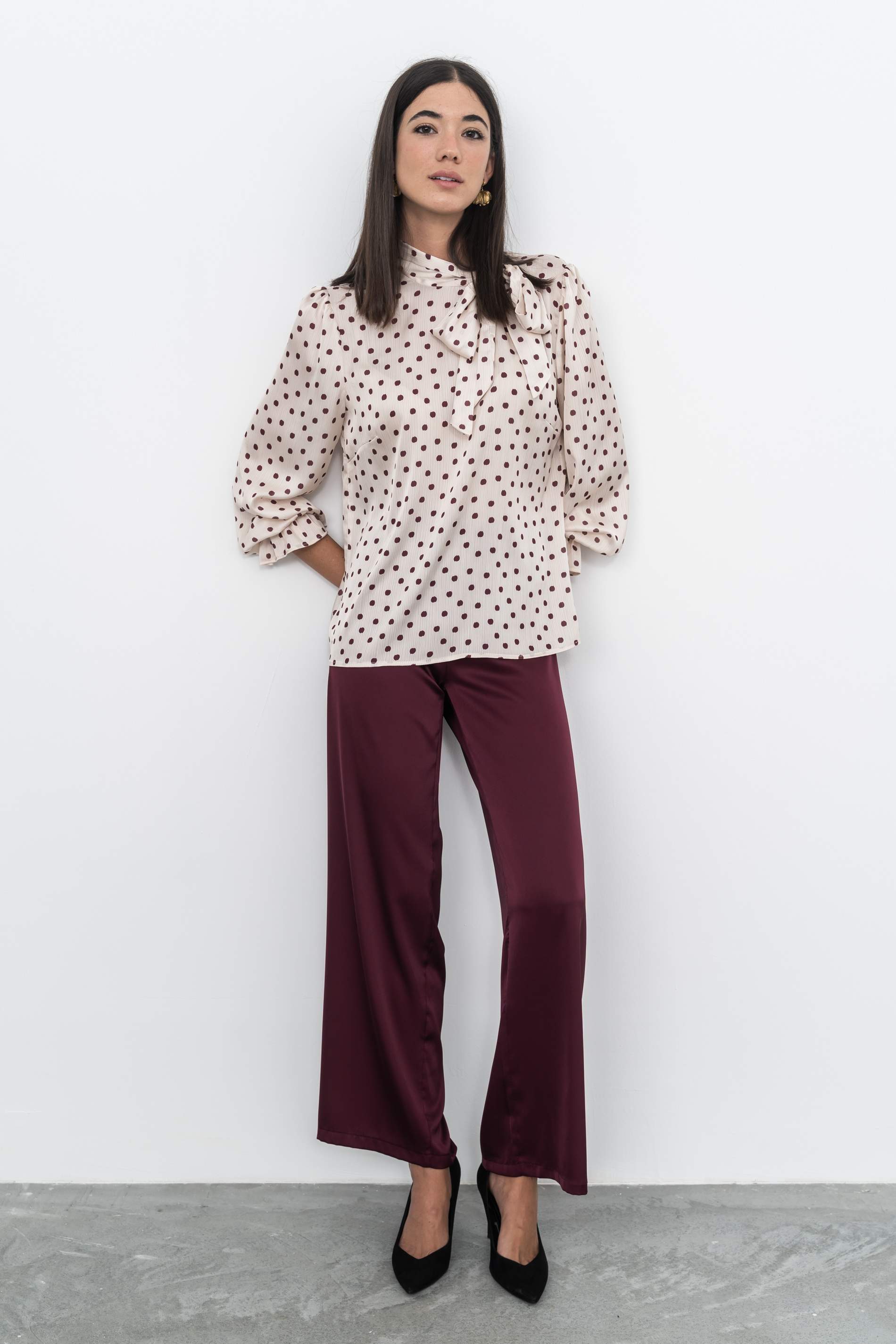 BLUSA LAZADA CUELLO TOPOS GRANATE