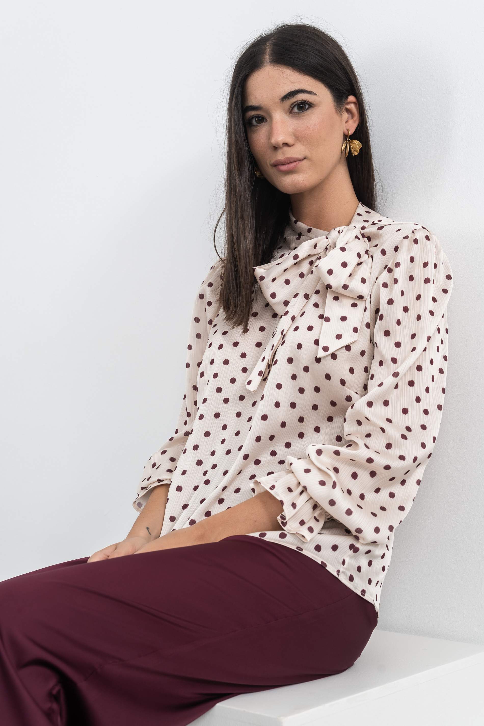 BLUSA LAZADA CUELLO TOPOS GRANATE