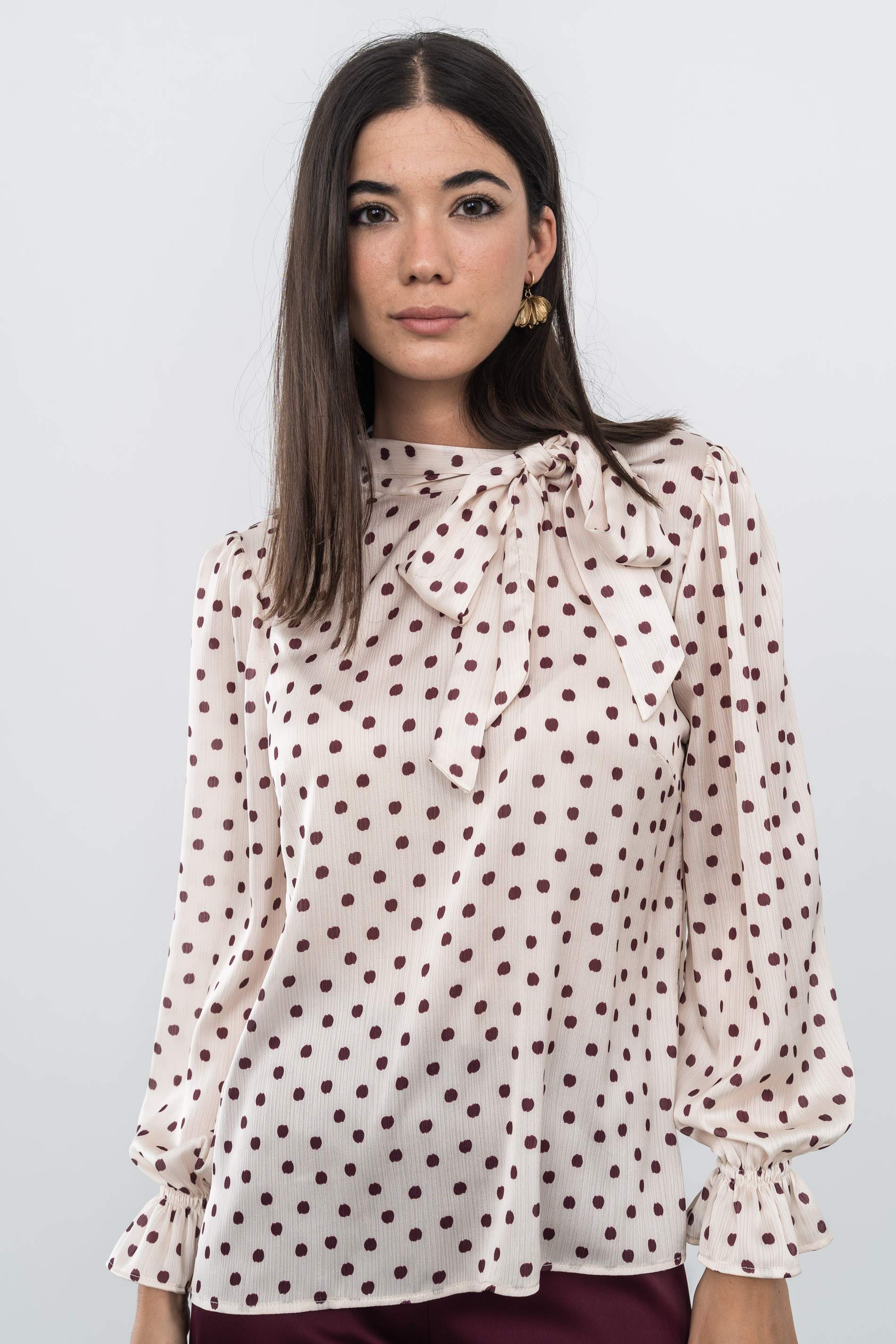 BLUSA LAZADA CUELLO TOPOS GRANATE