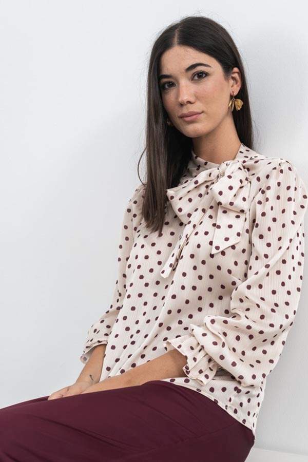 BLUSA LAZADA CUELLO TOPOS GRANATE