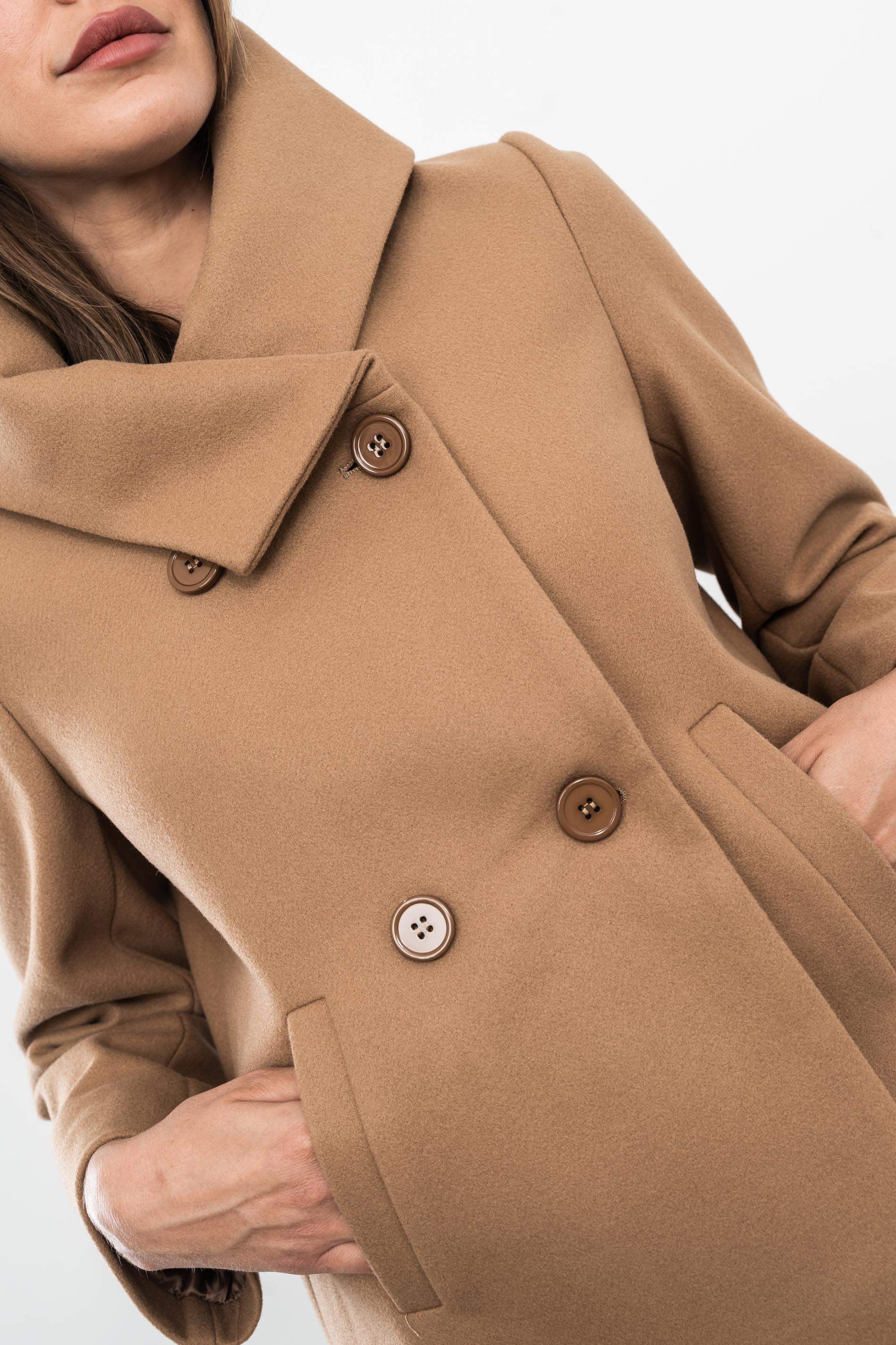 CHAQUETÓN CUELLO VUELTO BEIGE