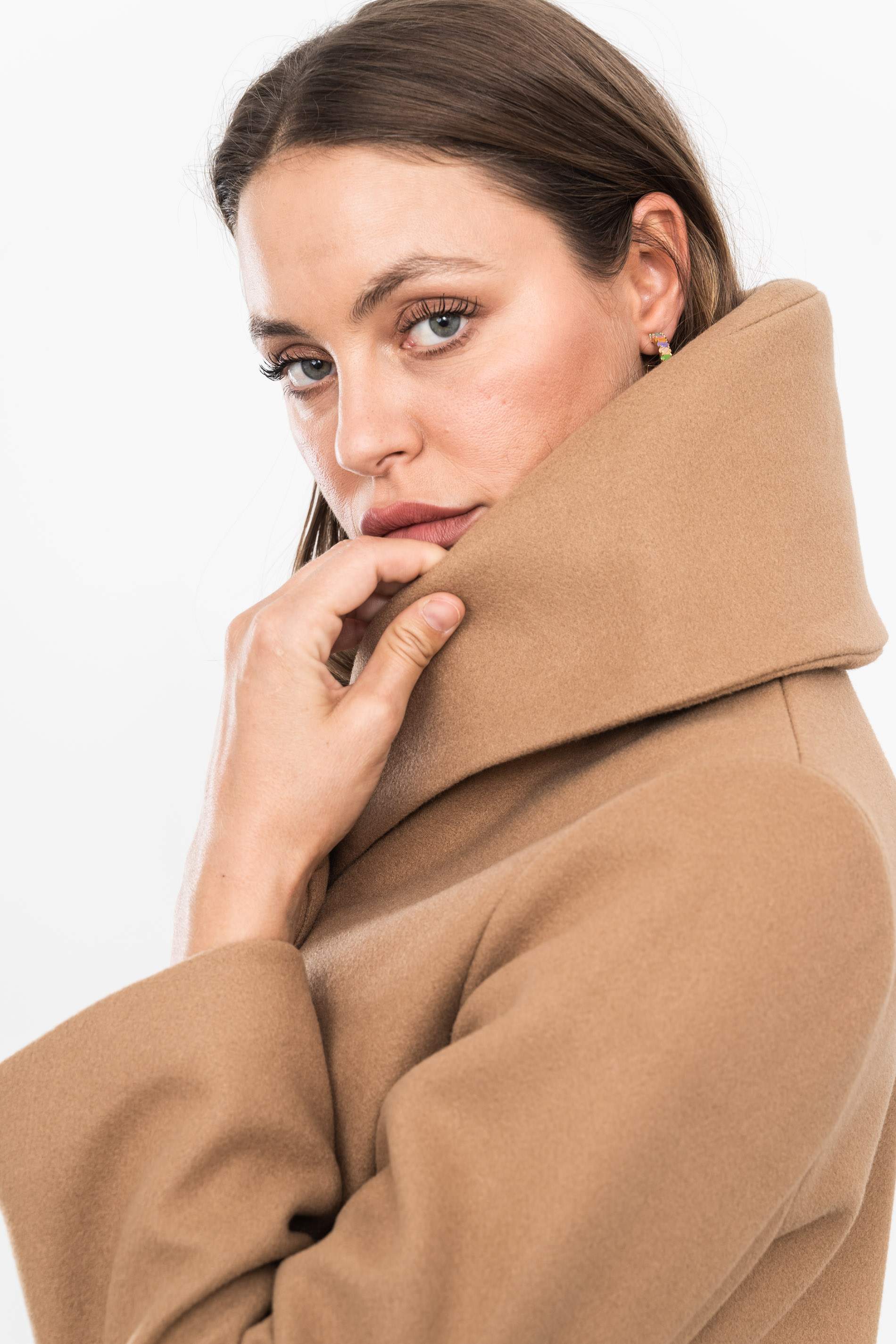 CHAQUETÓN CUELLO VUELTO BEIGE