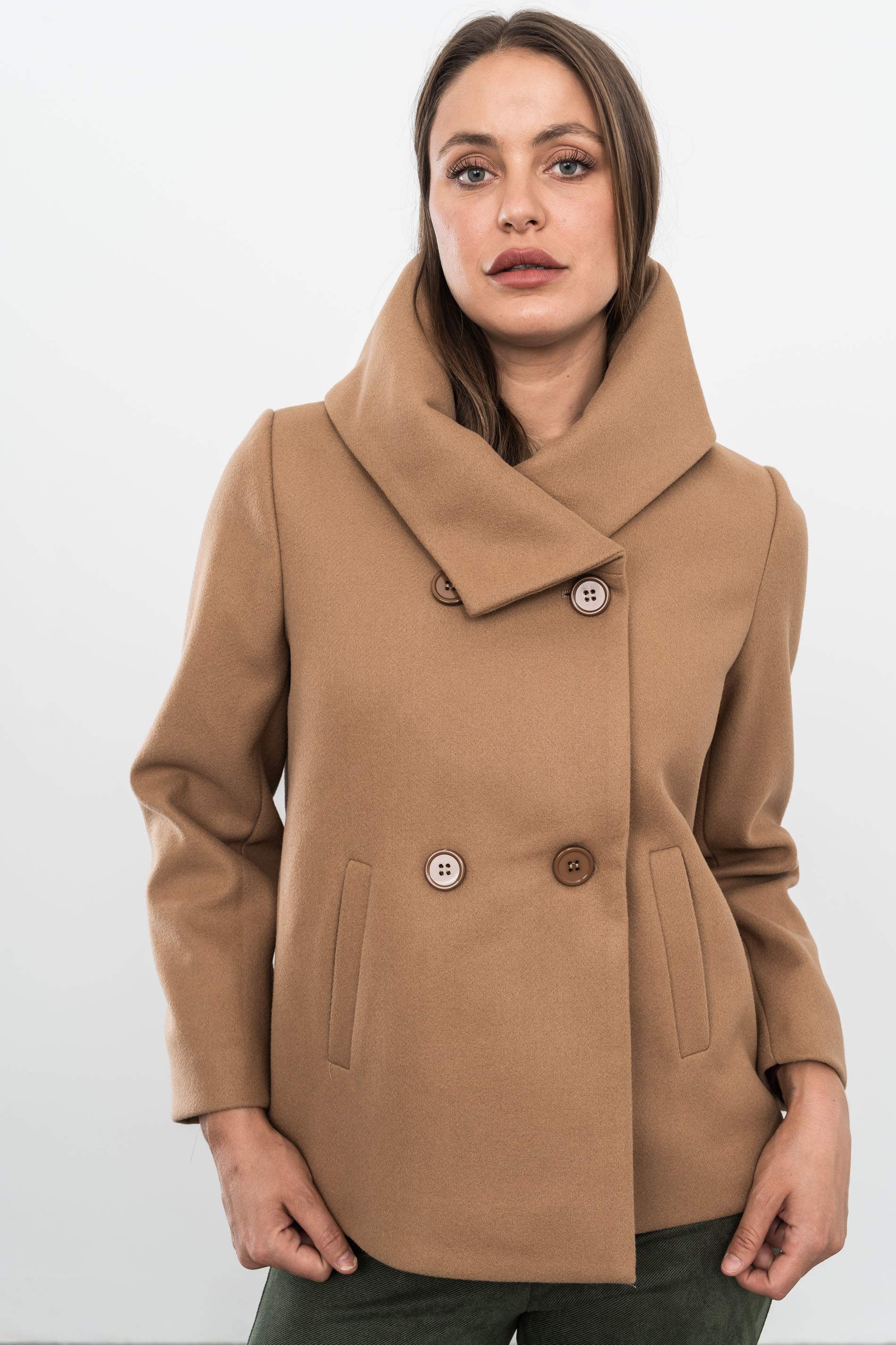 CHAQUETÓN CUELLO VUELTO BEIGE