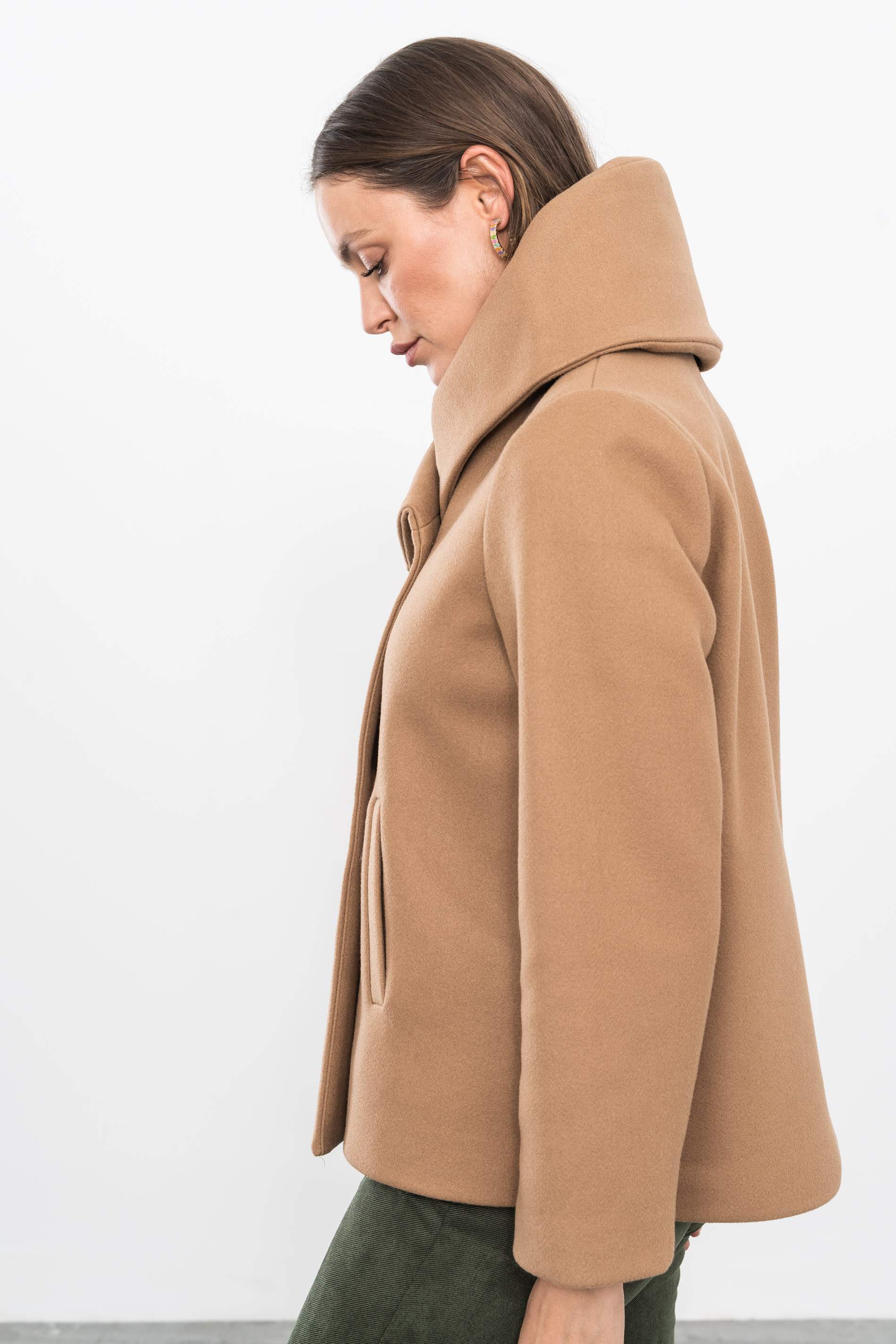 CHAQUETÓN CUELLO VUELTO BEIGE