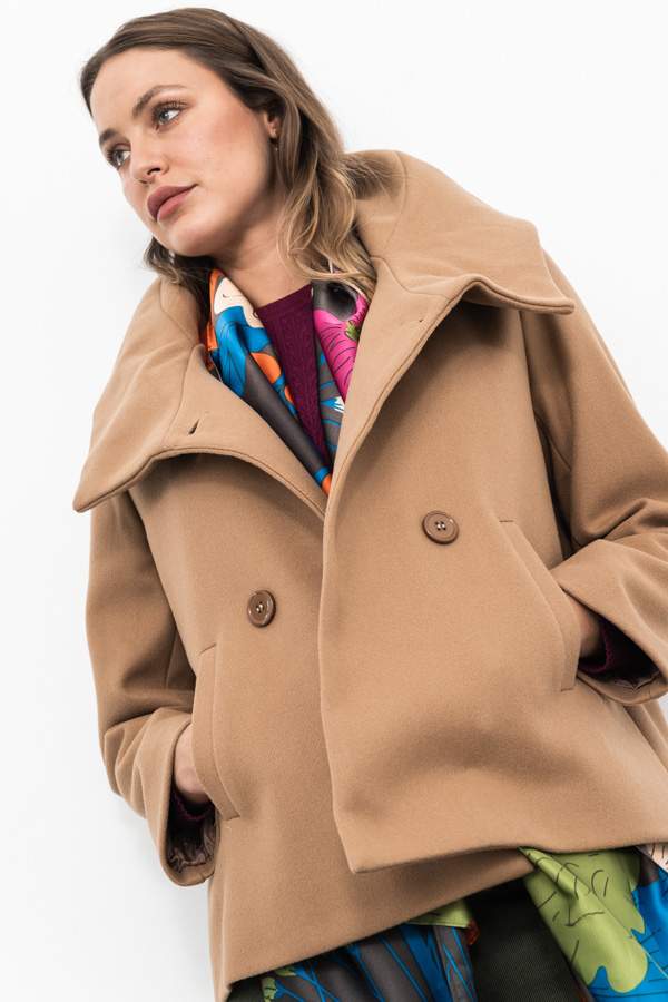 CHAQUETÓN CUELLO VUELTO BEIGE