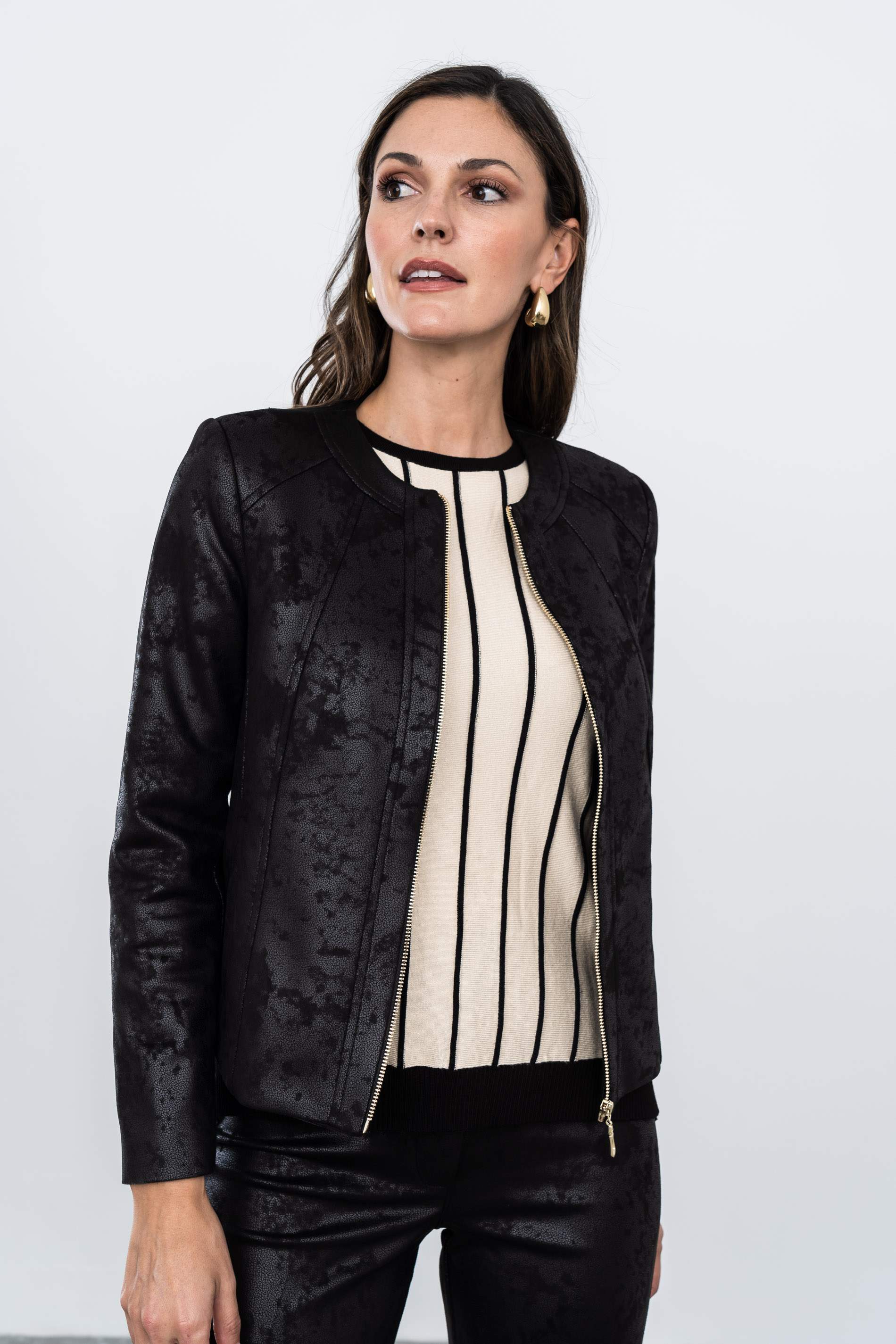 CHAQUETA CORTES EFECTO PIEL NEGRO