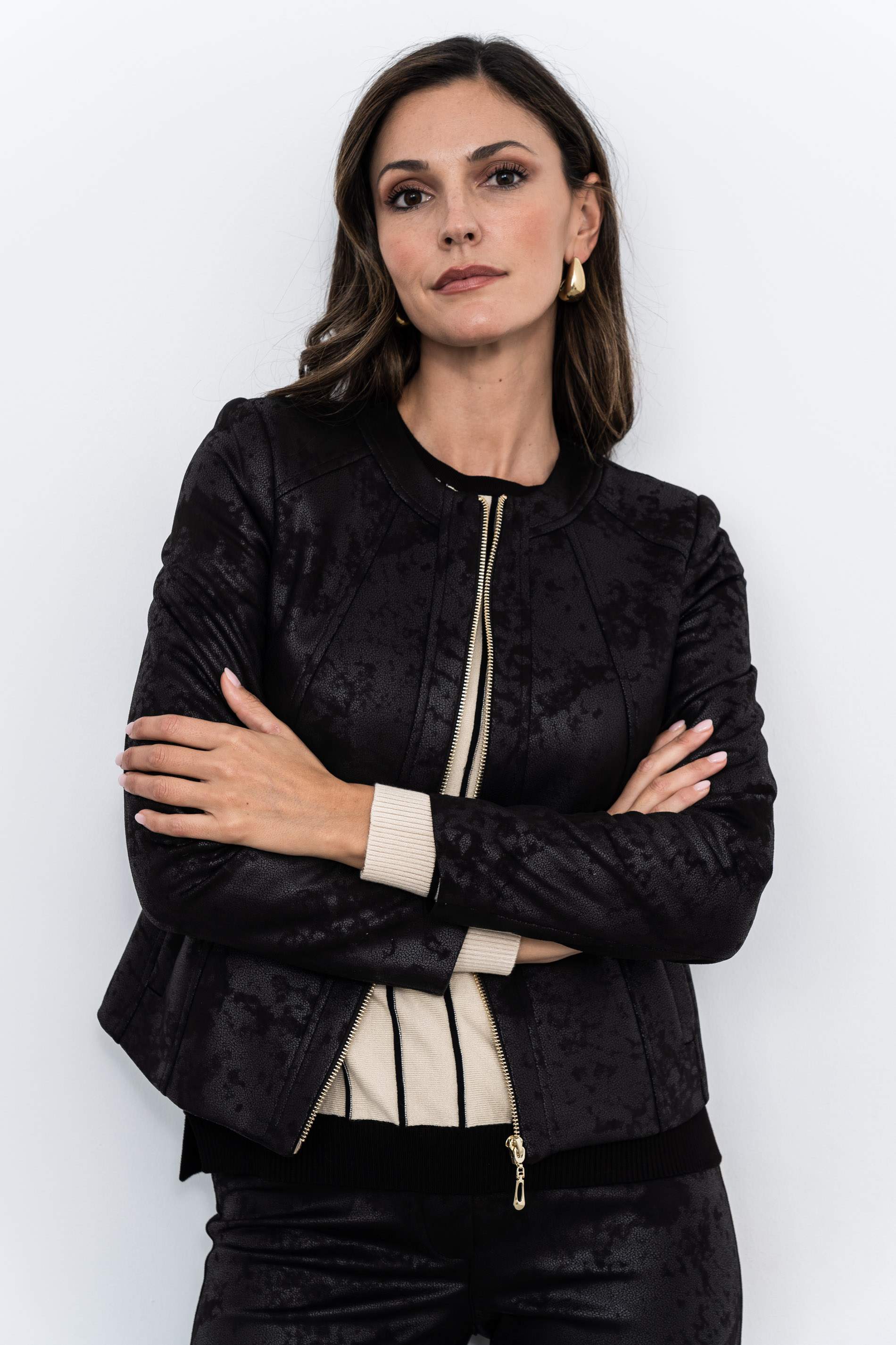 CHAQUETA CORTES EFECTO PIEL NEGRO