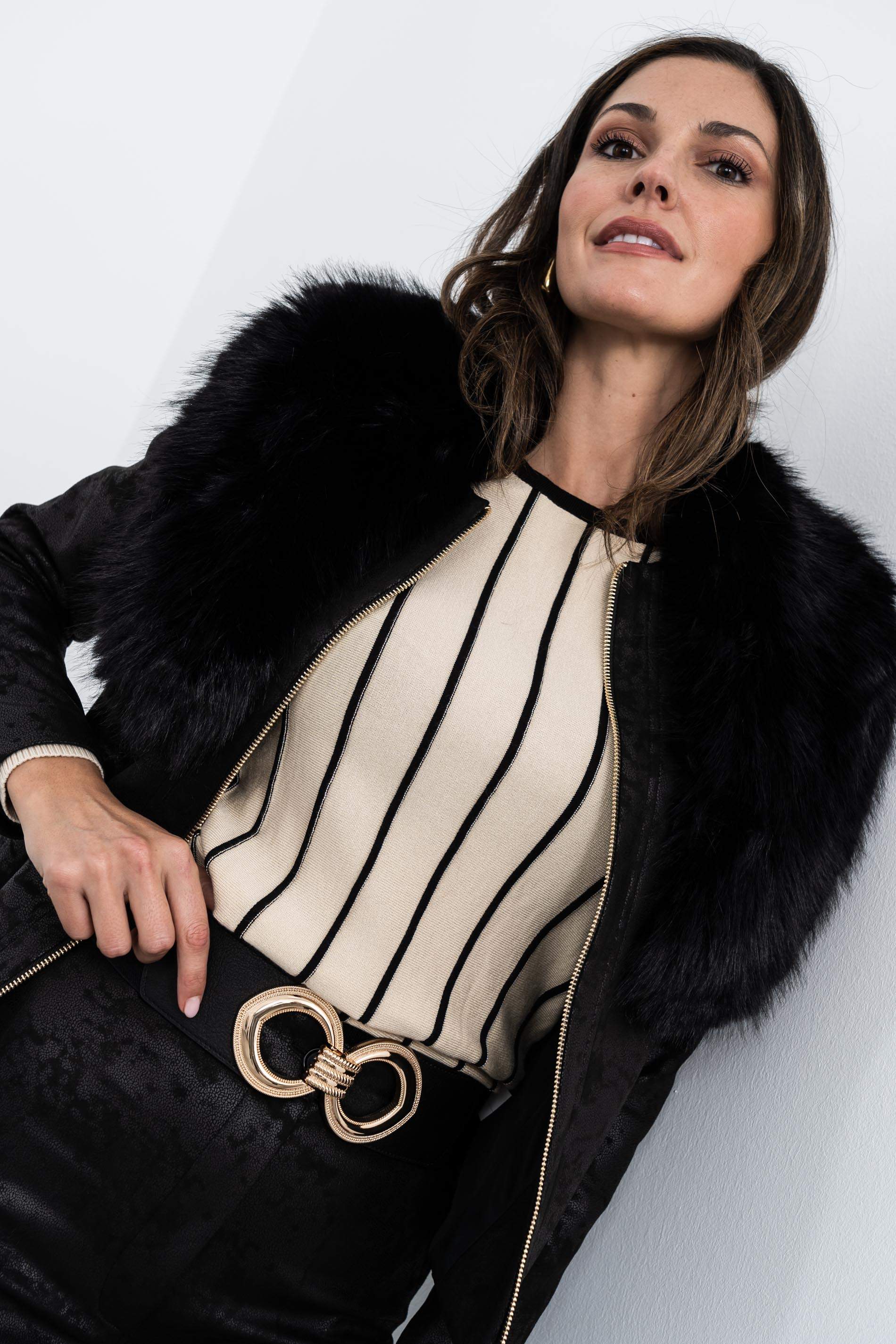 CHAQUETA CORTES EFECTO PIEL NEGRO