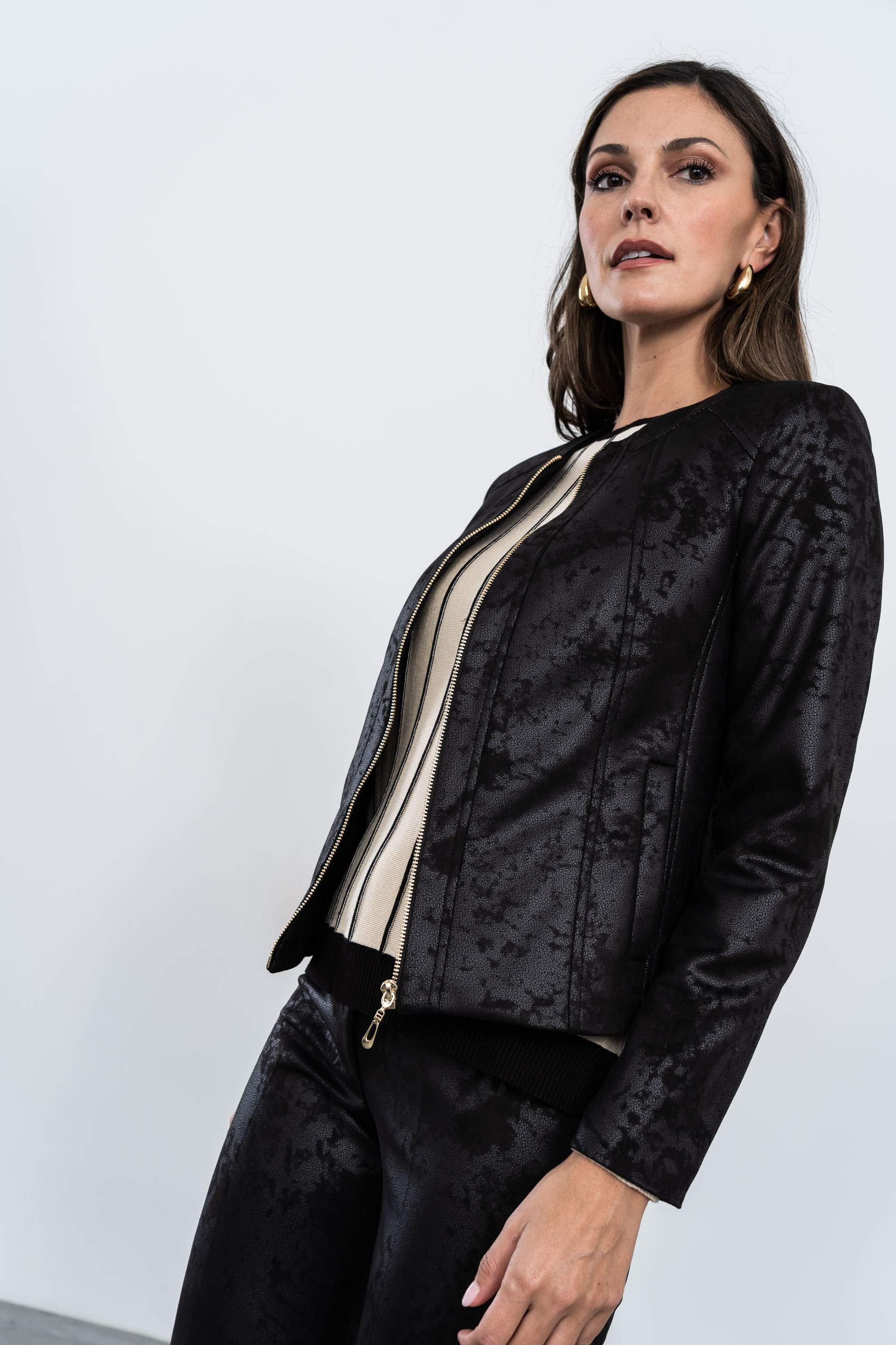 CHAQUETA CORTES EFECTO PIEL NEGRO