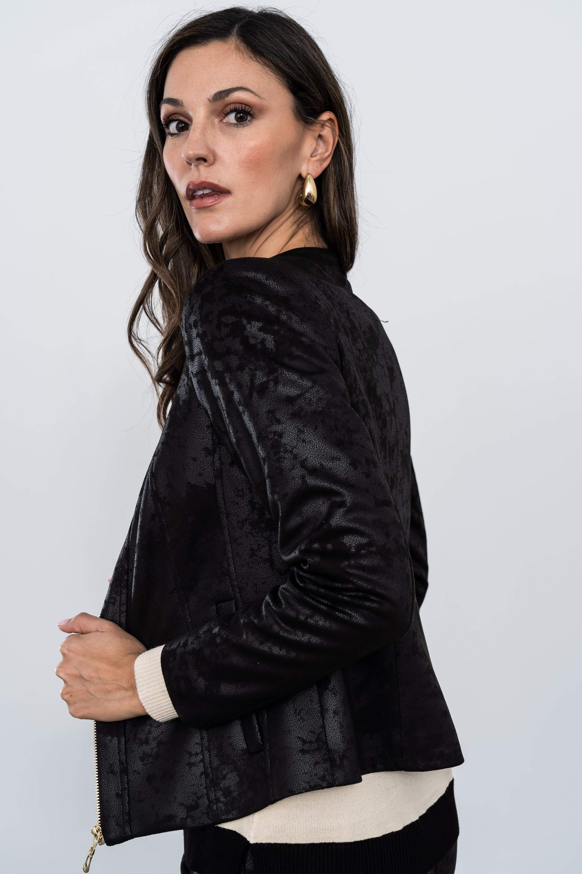 CHAQUETA CORTES EFECTO PIEL NEGRO