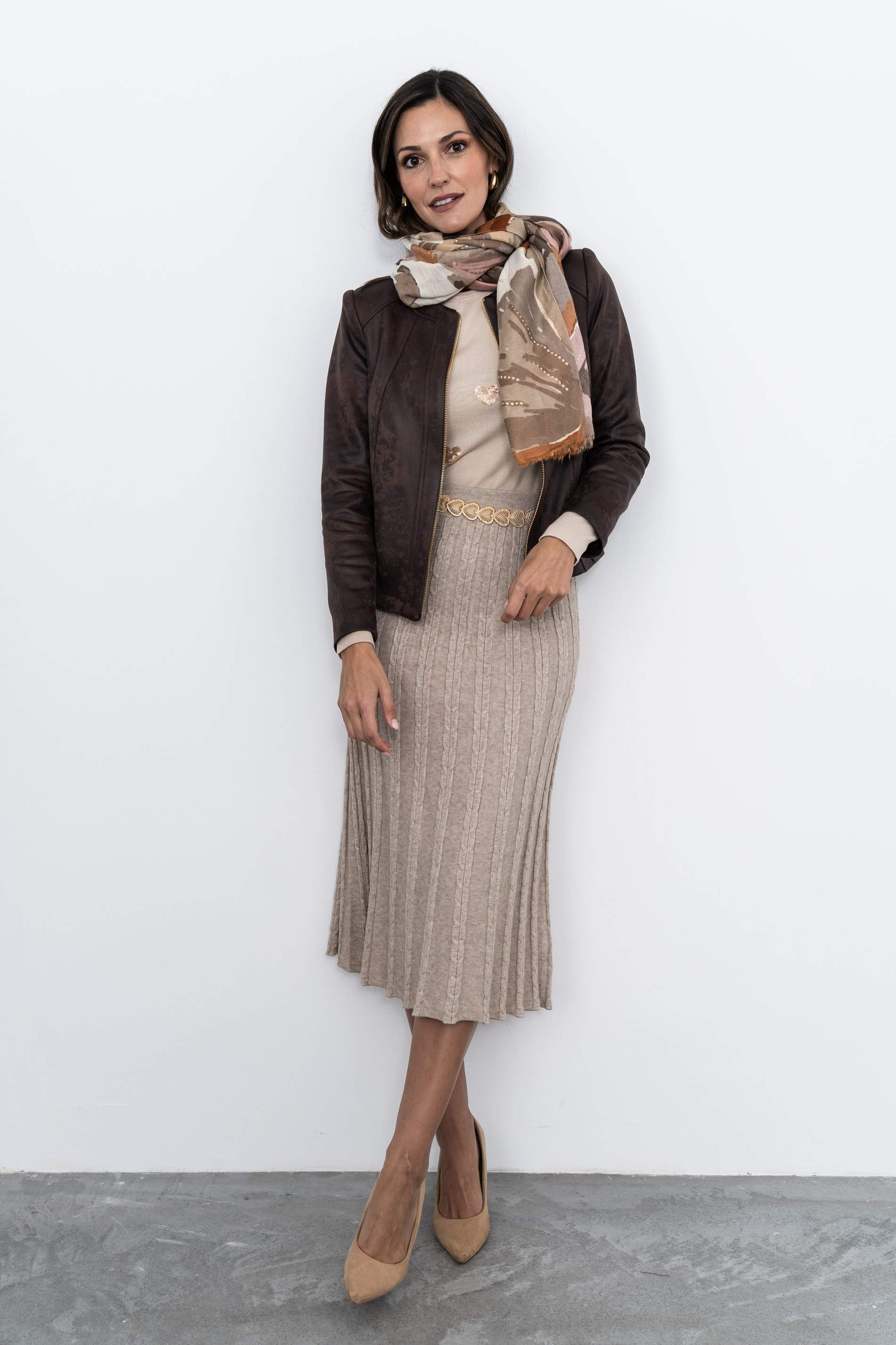 CHAQUETA CORTES EFECTO PIEL CHOCOLATE