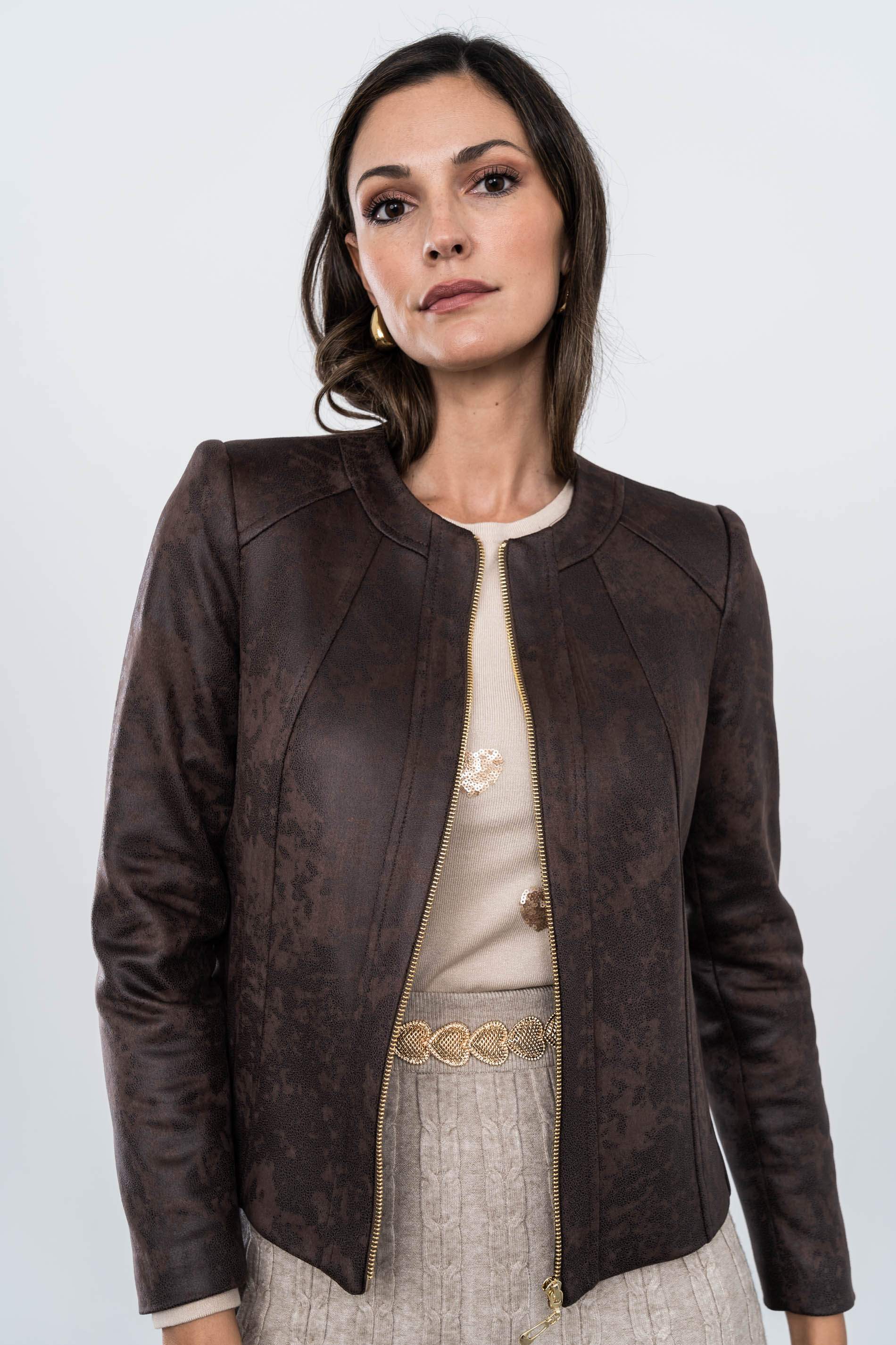 CHAQUETA CORTES EFECTO PIEL CHOCOLATE