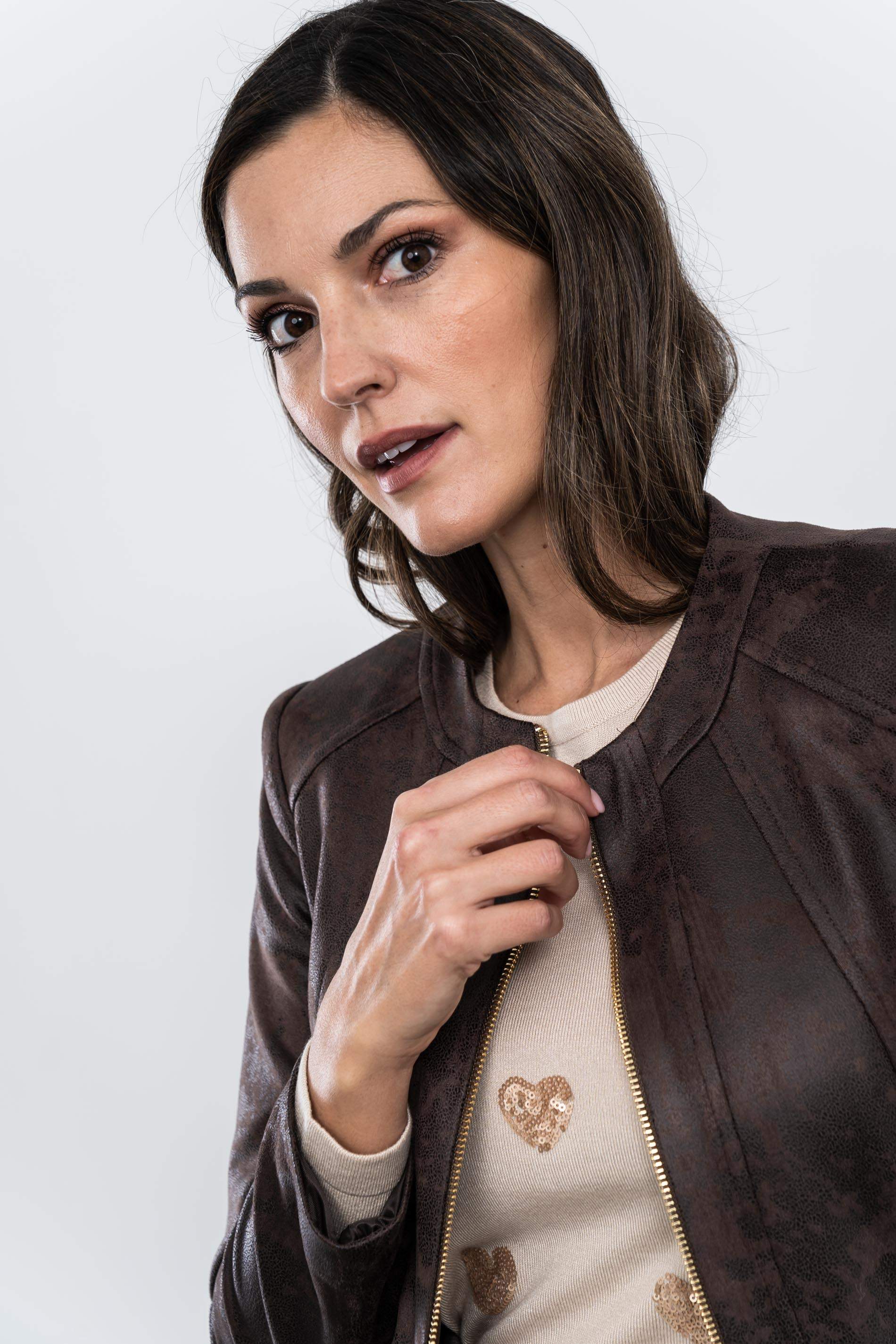 CHAQUETA CORTES EFECTO PIEL CHOCOLATE