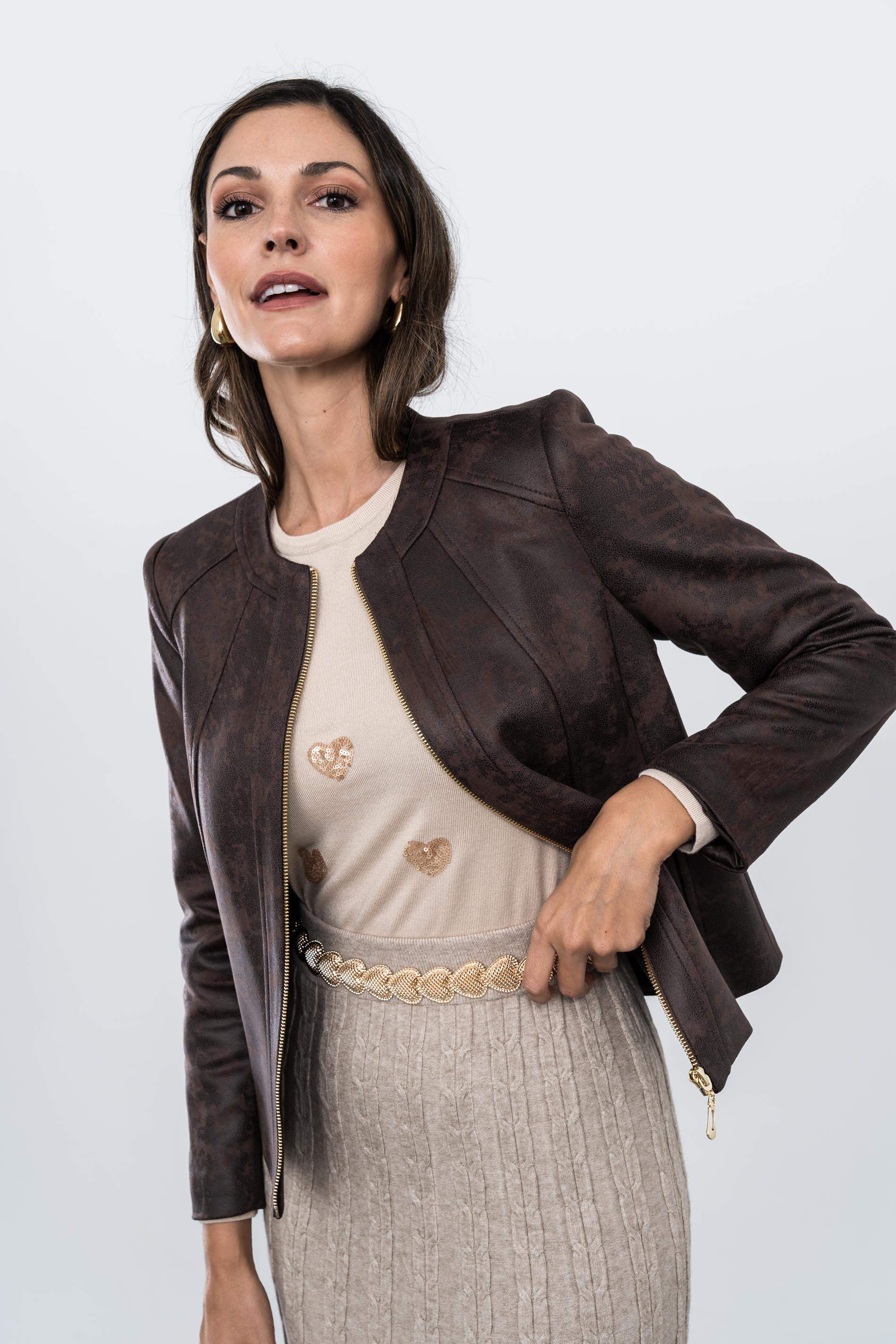 CHAQUETA CORTES EFECTO PIEL CHOCOLATE