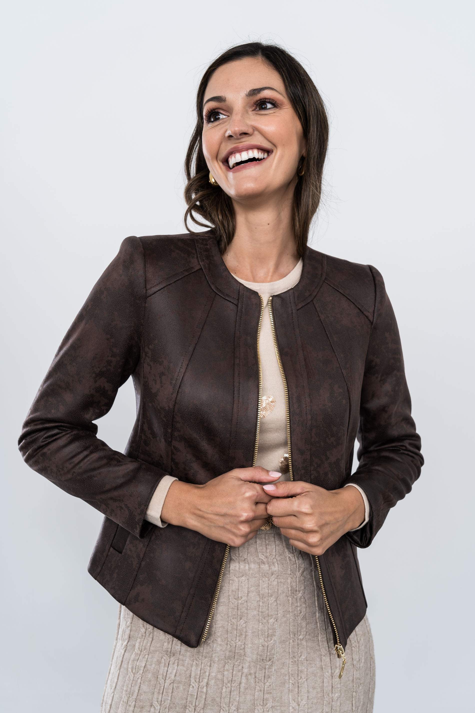 CHAQUETA CORTES EFECTO PIEL CHOCOLATE