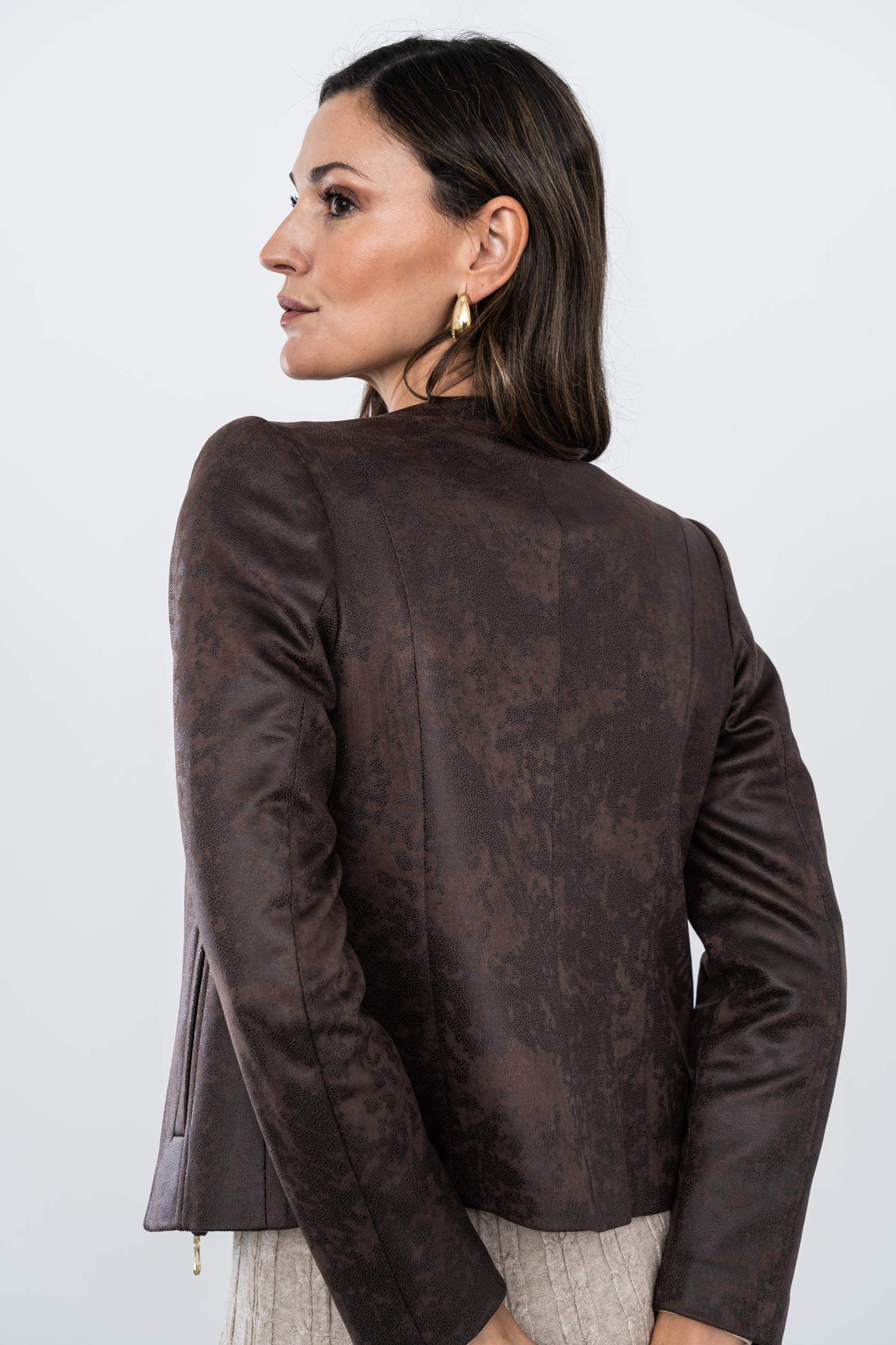 CHAQUETA CORTES EFECTO PIEL CHOCOLATE