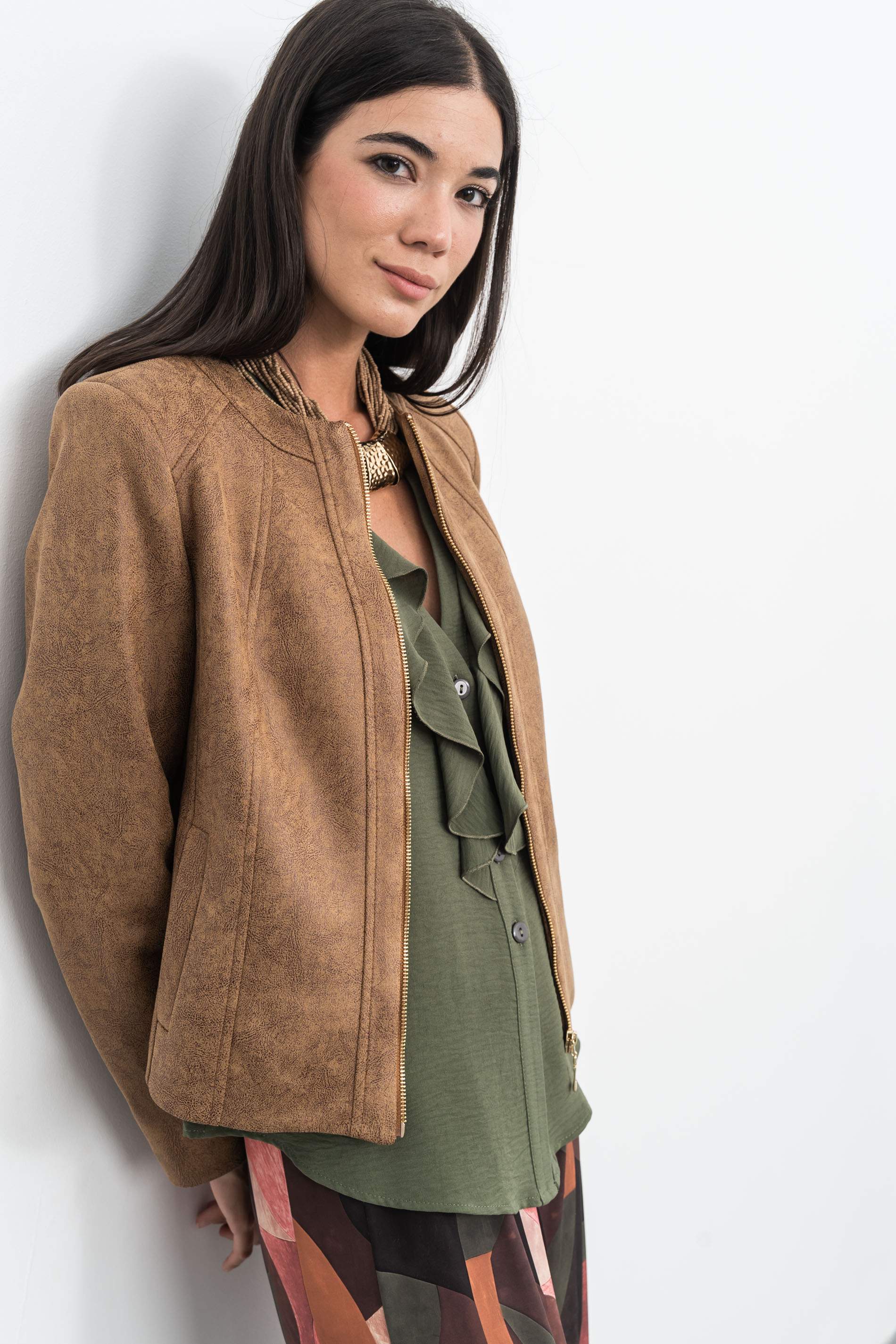 CHAQUETA CORTES CREMALLERA EFECTO PIEL