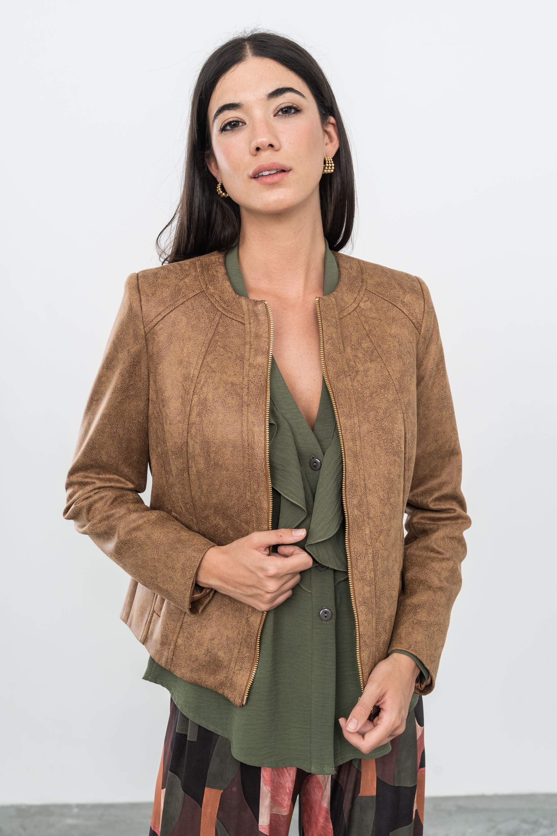 CHAQUETA CORTES CREMALLERA EFECTO PIEL