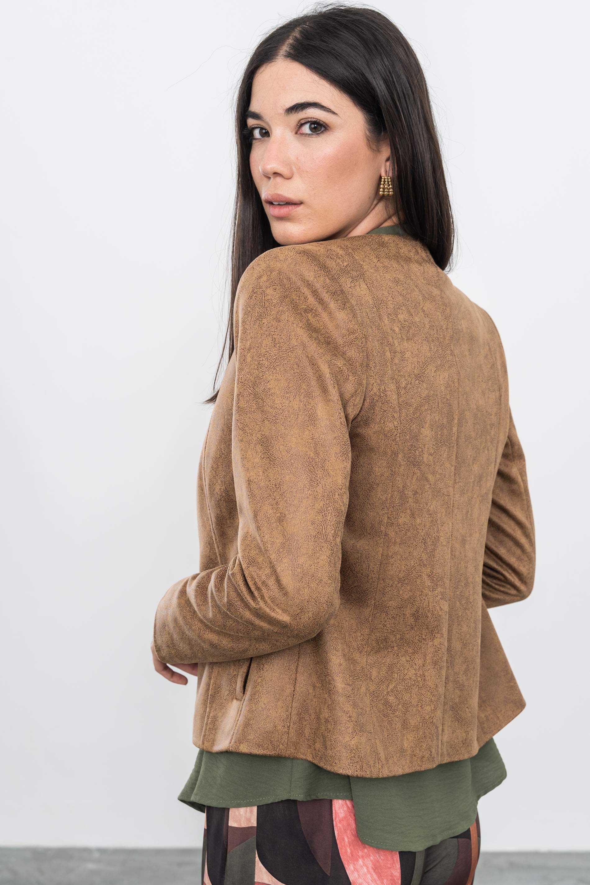 CHAQUETA CORTES CREMALLERA EFECTO PIEL