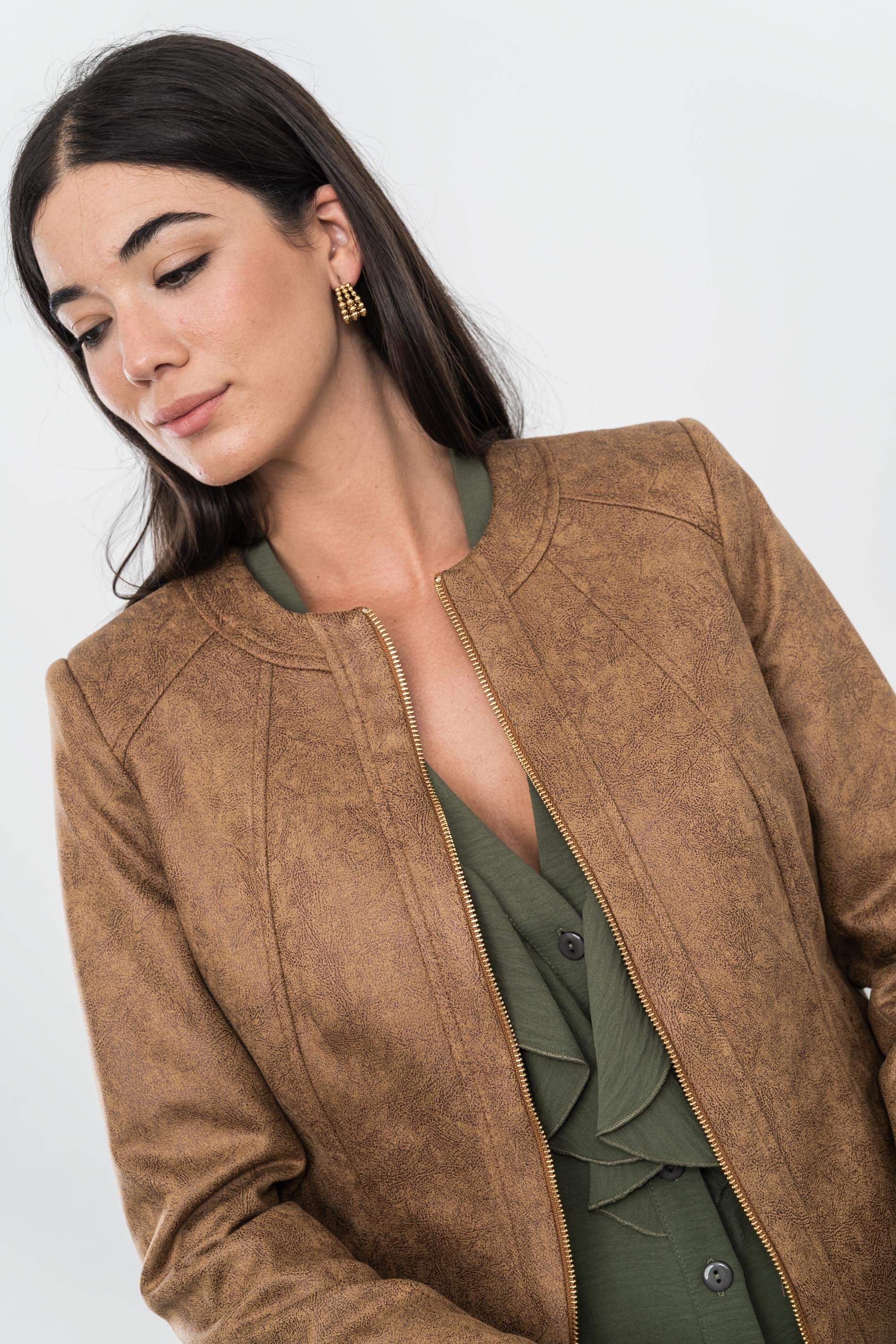 CHAQUETA CORTES CREMALLERA EFECTO PIEL