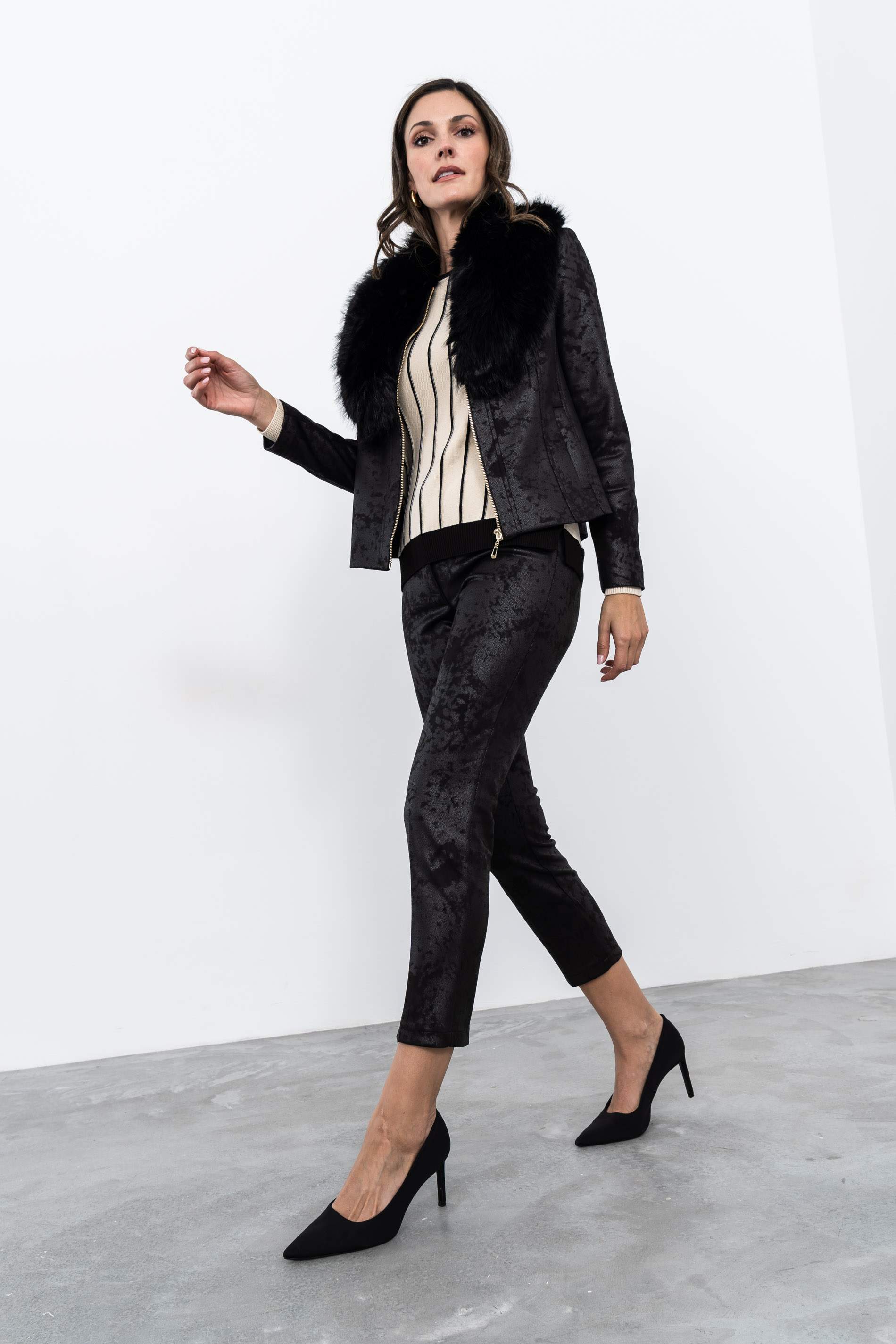 PANTALÓN EFECTO PIEL NEGRO