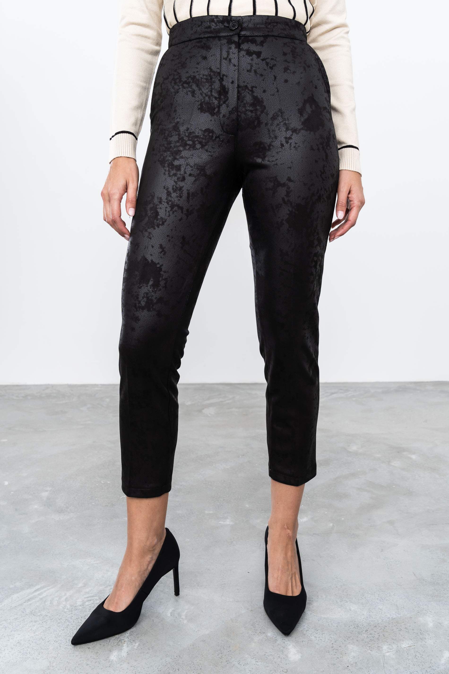 PANTALÓN EFECTO PIEL NEGRO