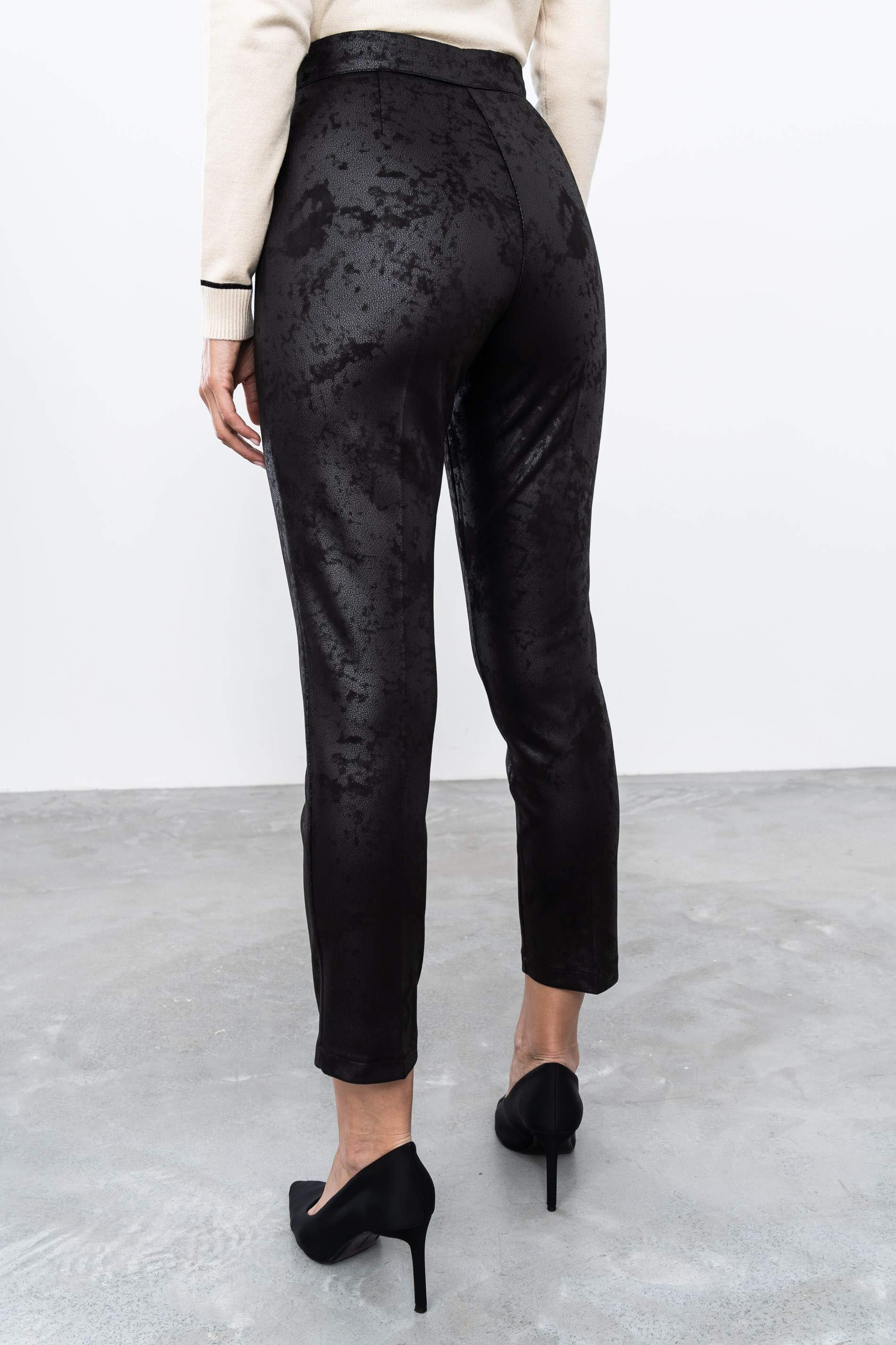 PANTALÓN EFECTO PIEL NEGRO