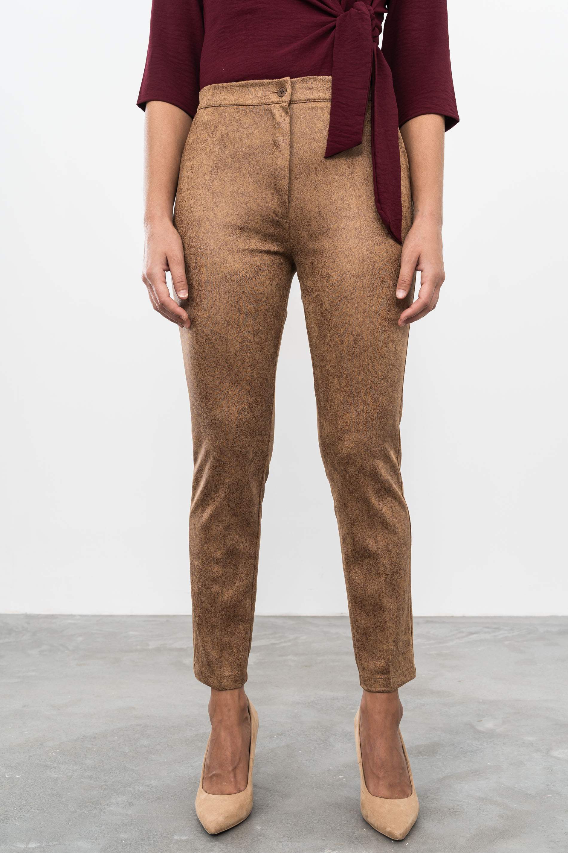 PANTALÓN EFECTO PIEL CAMEL