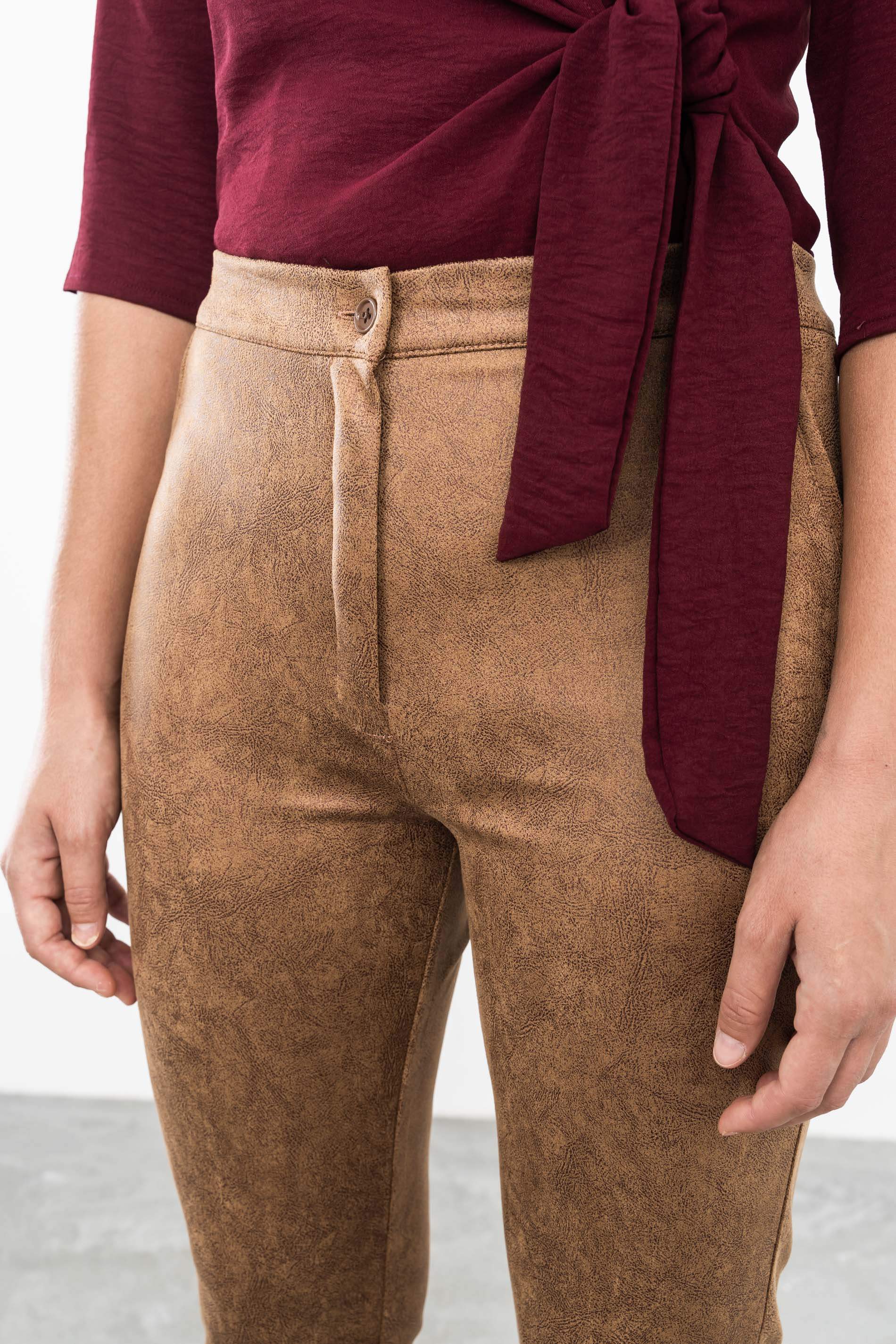 PANTALÓN EFECTO PIEL CAMEL