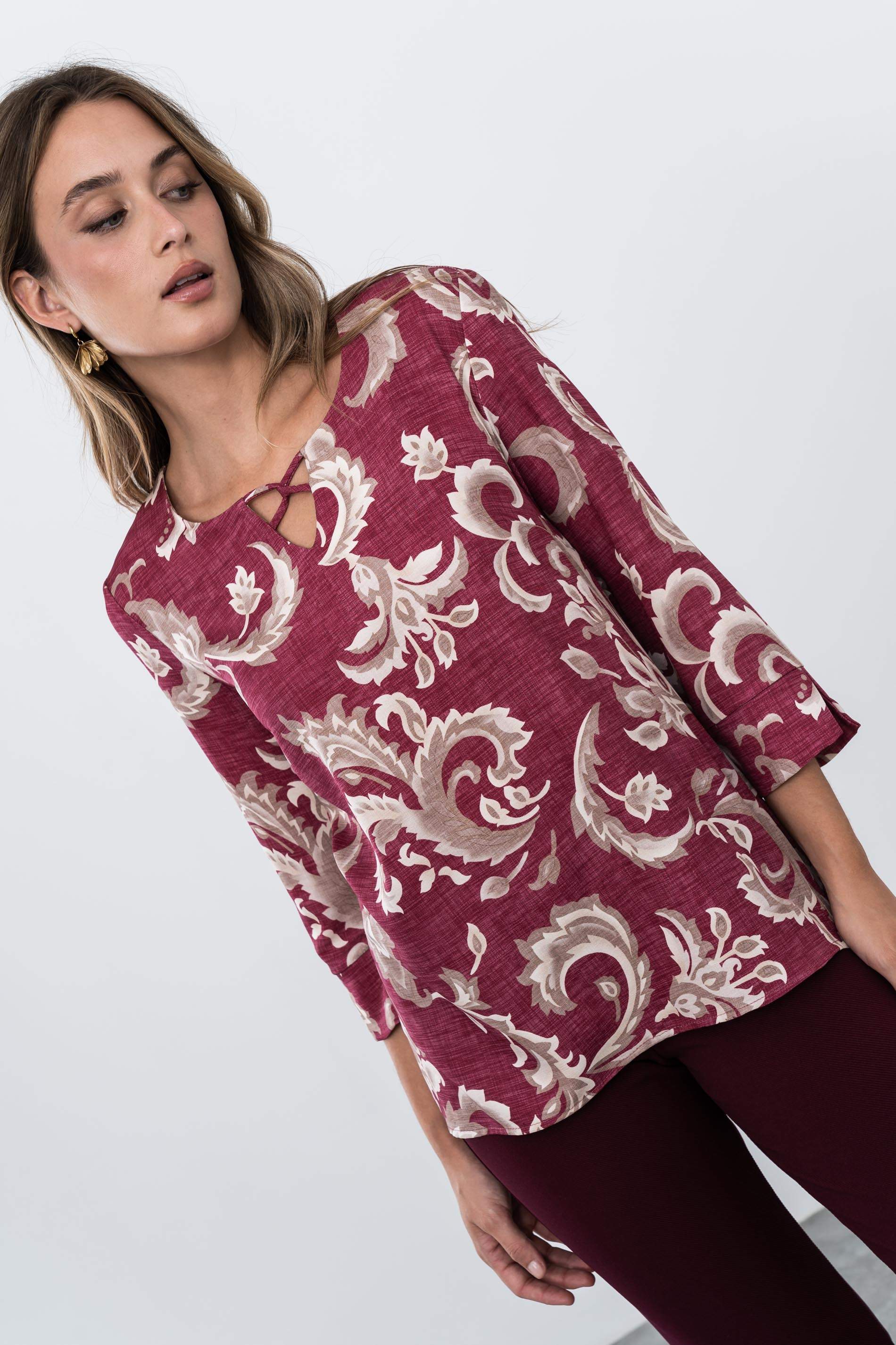 BLUSA CRUCETA ESTAMPADA BURDEOS