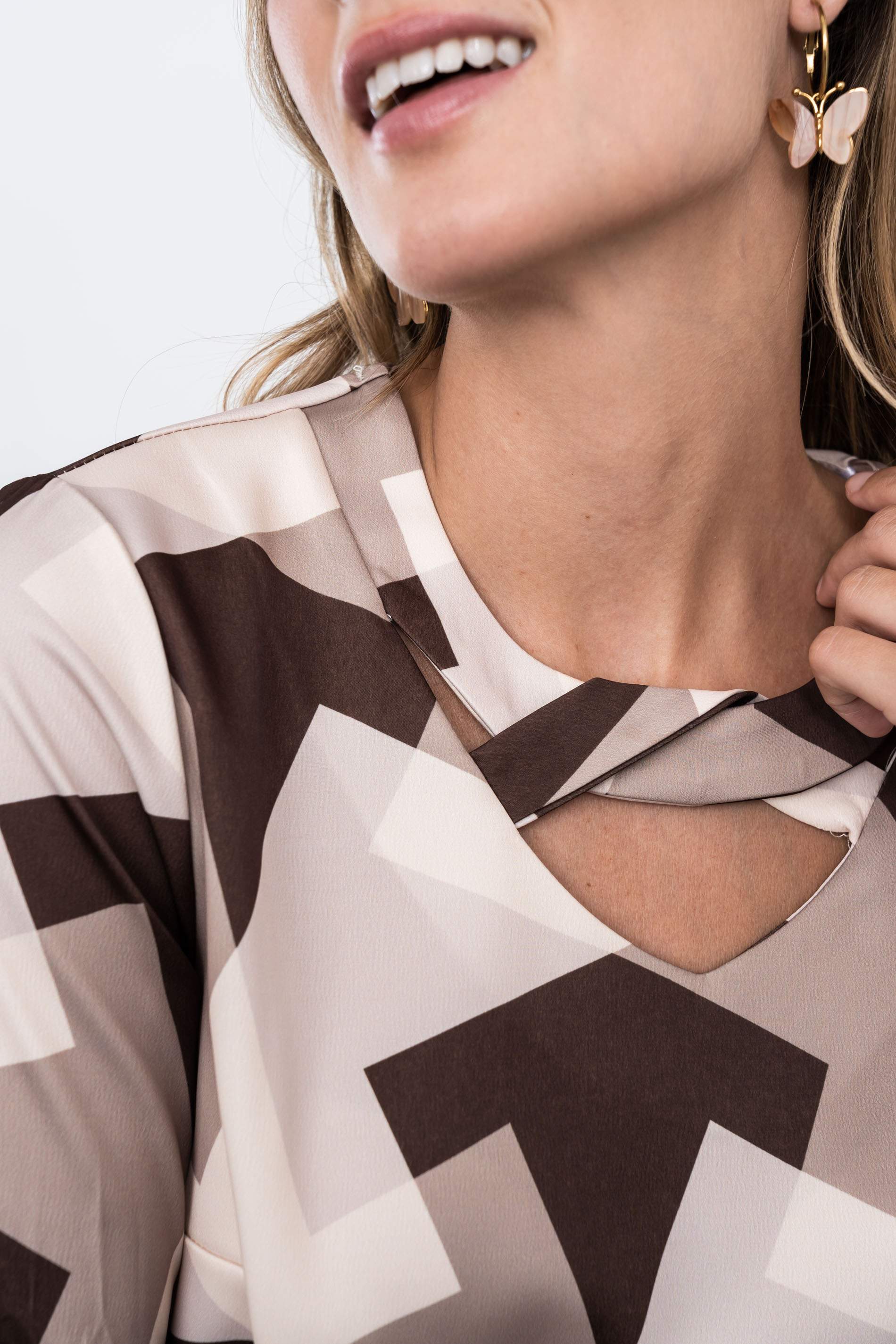 BLUSA CRUCETA CUELLO BLOQUES 