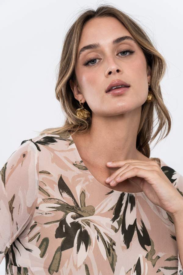 BLUSA DOBLE CAPA FLOR ARENA