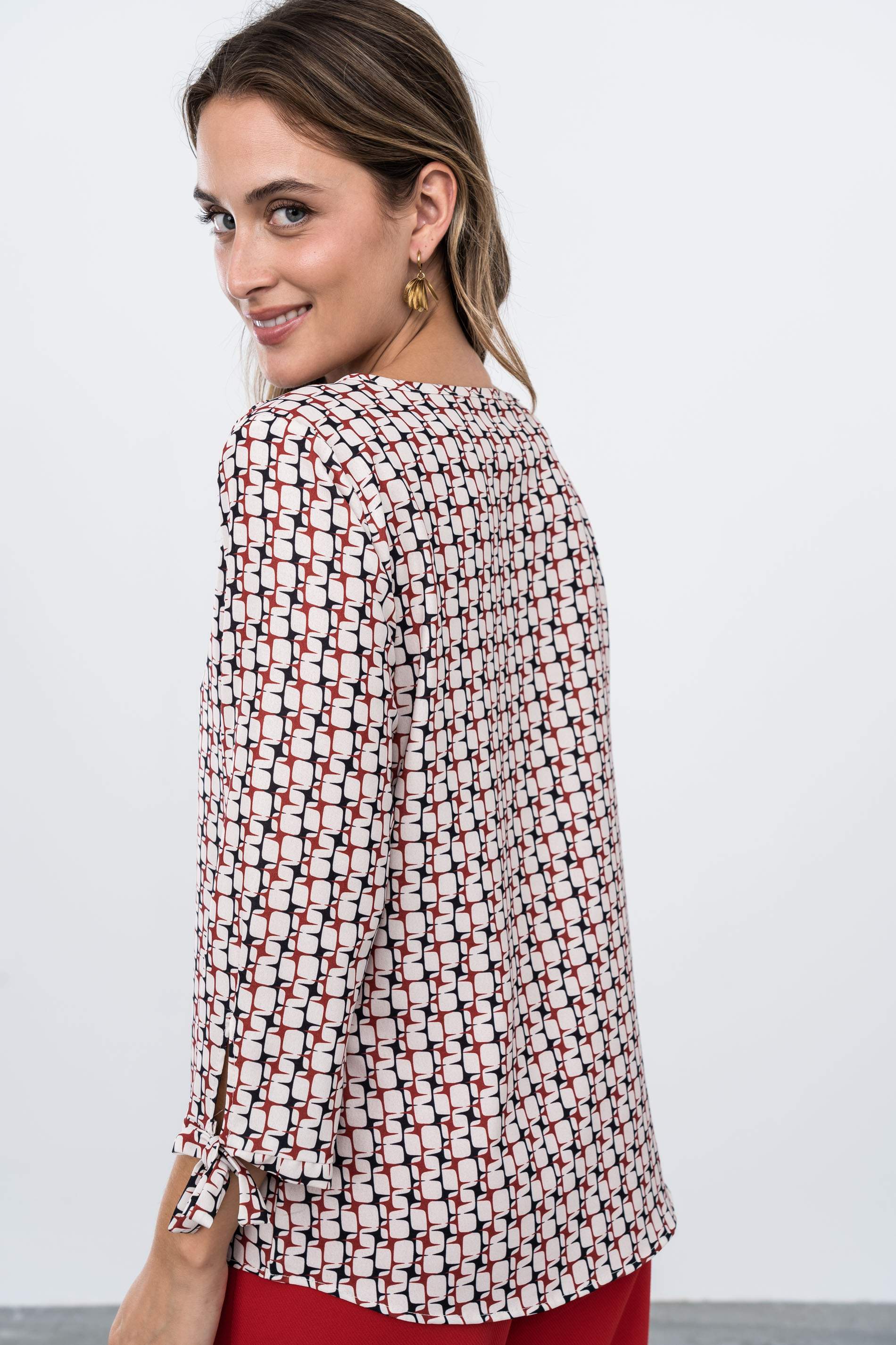 BLUSA GEOMÉTRICOS CUELLO PICO