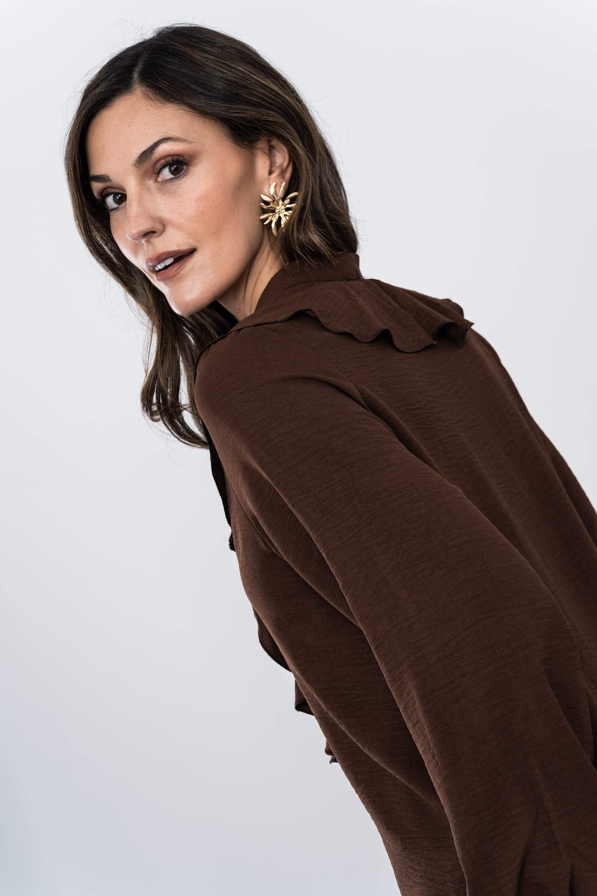 BLUSA VOLANTE MANGA LARGA CHOCOLATE