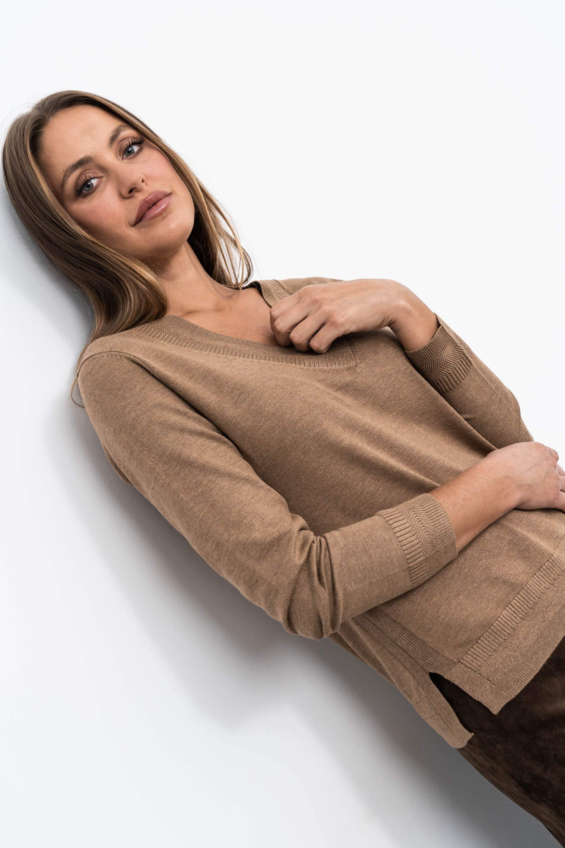 JERSEY CUELLO PICO DETALLE TAUPE